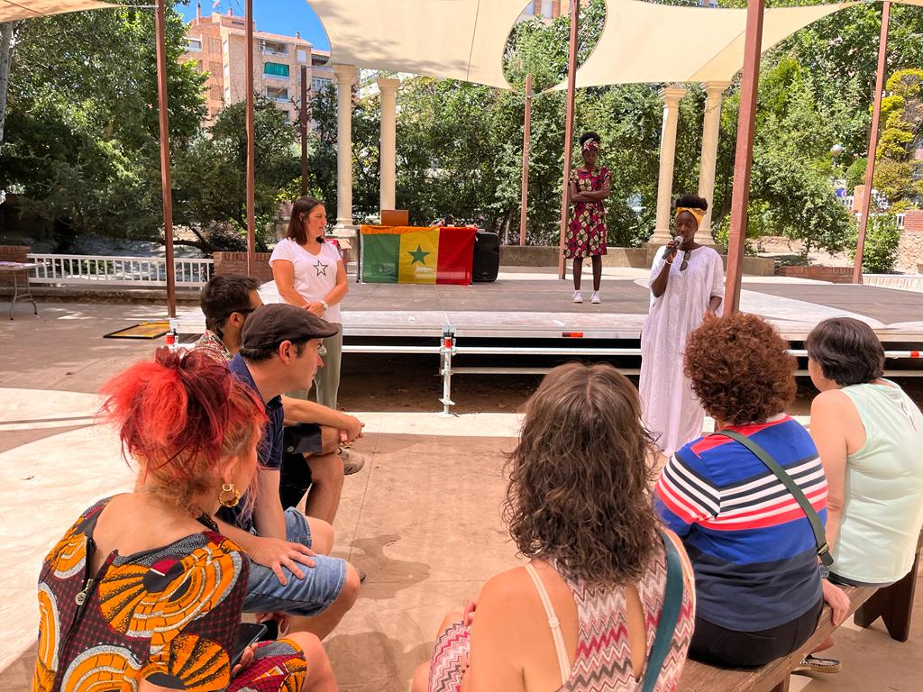 Fiesta de la diversidad cultural en el parque Miguel Servet de Huesca.