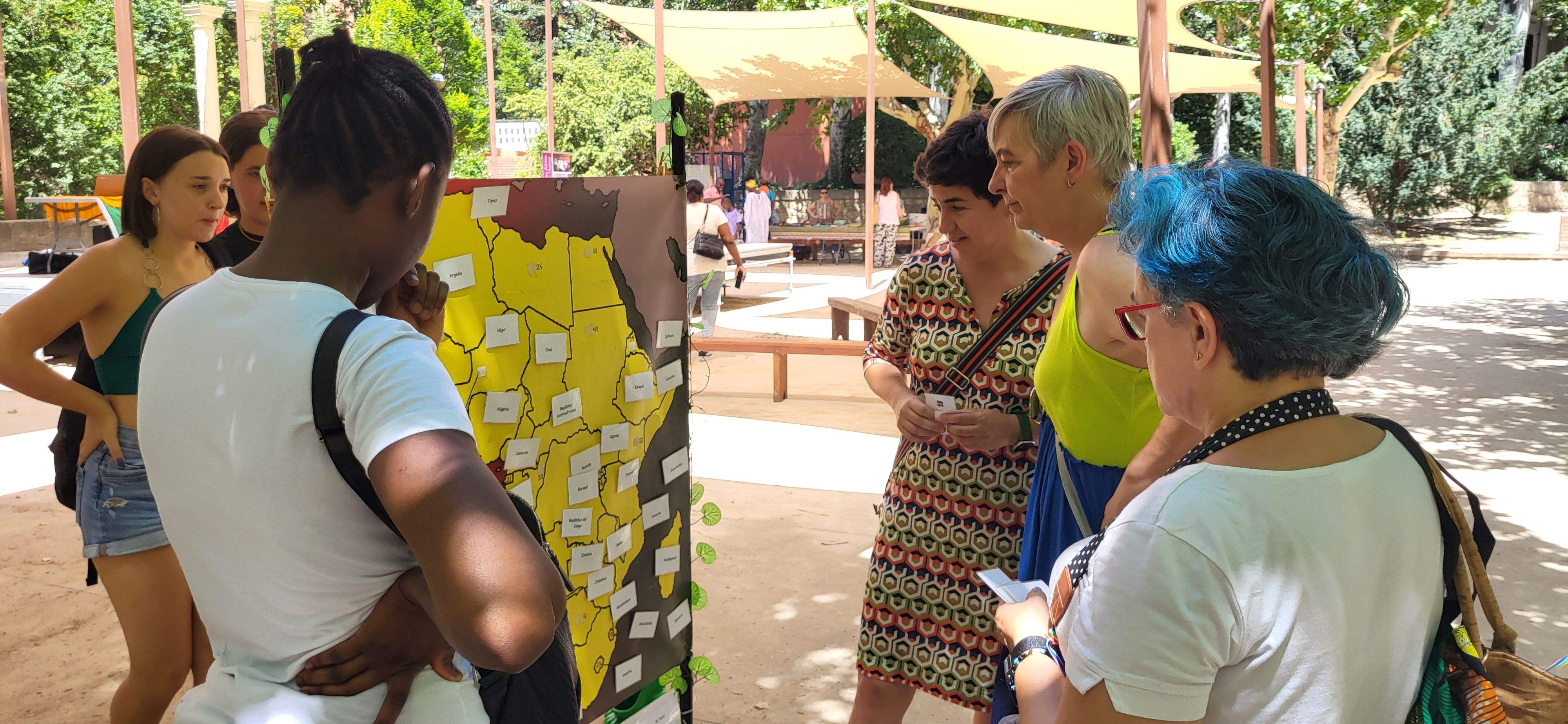Fiesta de la diversidad cultural en el parque Miguel Servet de Huesca.