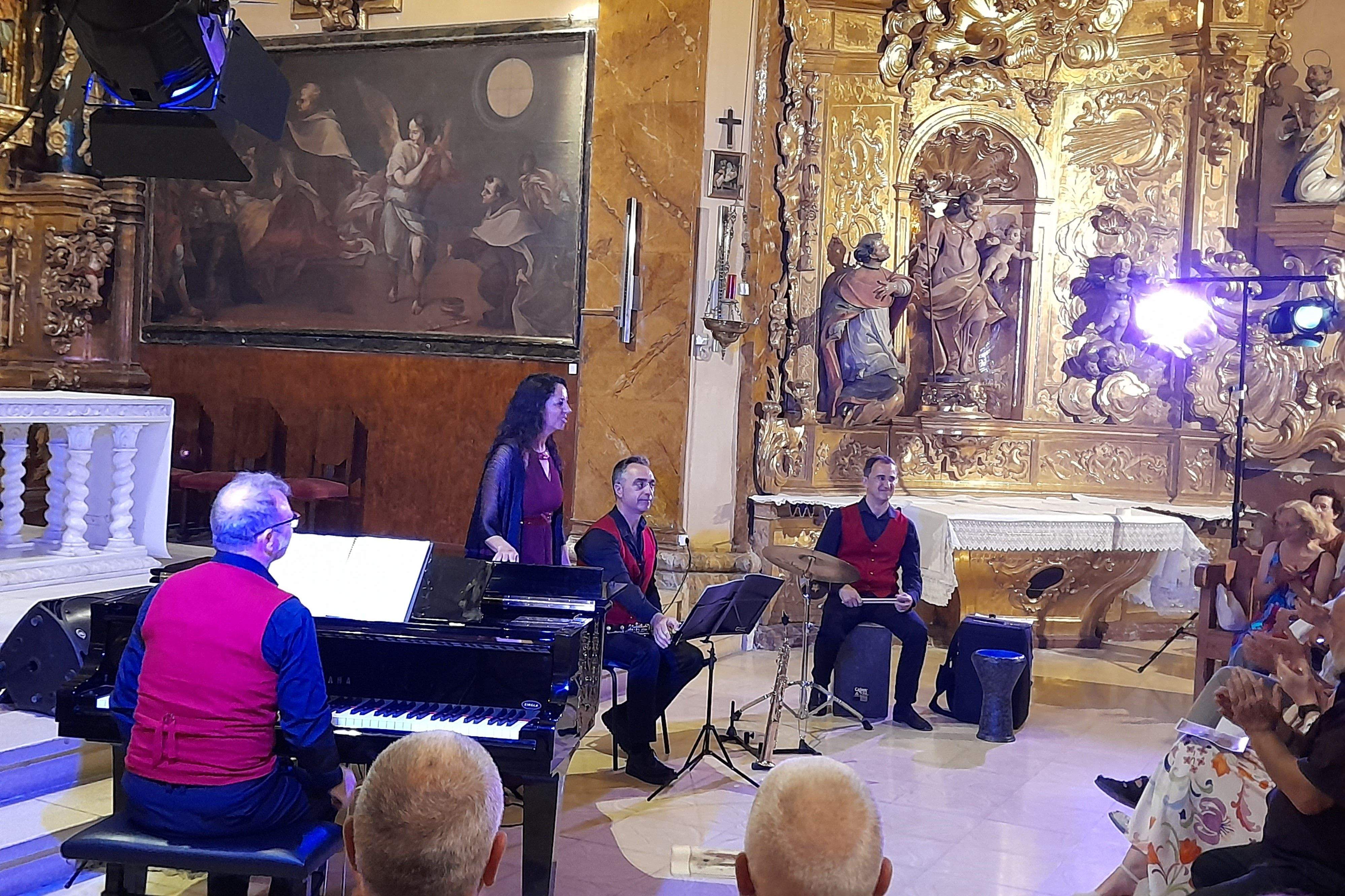 Durme, en el Ciclo Enclaves, actuó en la Iglesia de Santa Teresa de Huesca. Foto Joan Emil Estil-les Durme, en el Ciclo Enclaves, actuó en la Iglesia de Santa Teresa de Huesca. Foto Joan Emil Estil-les