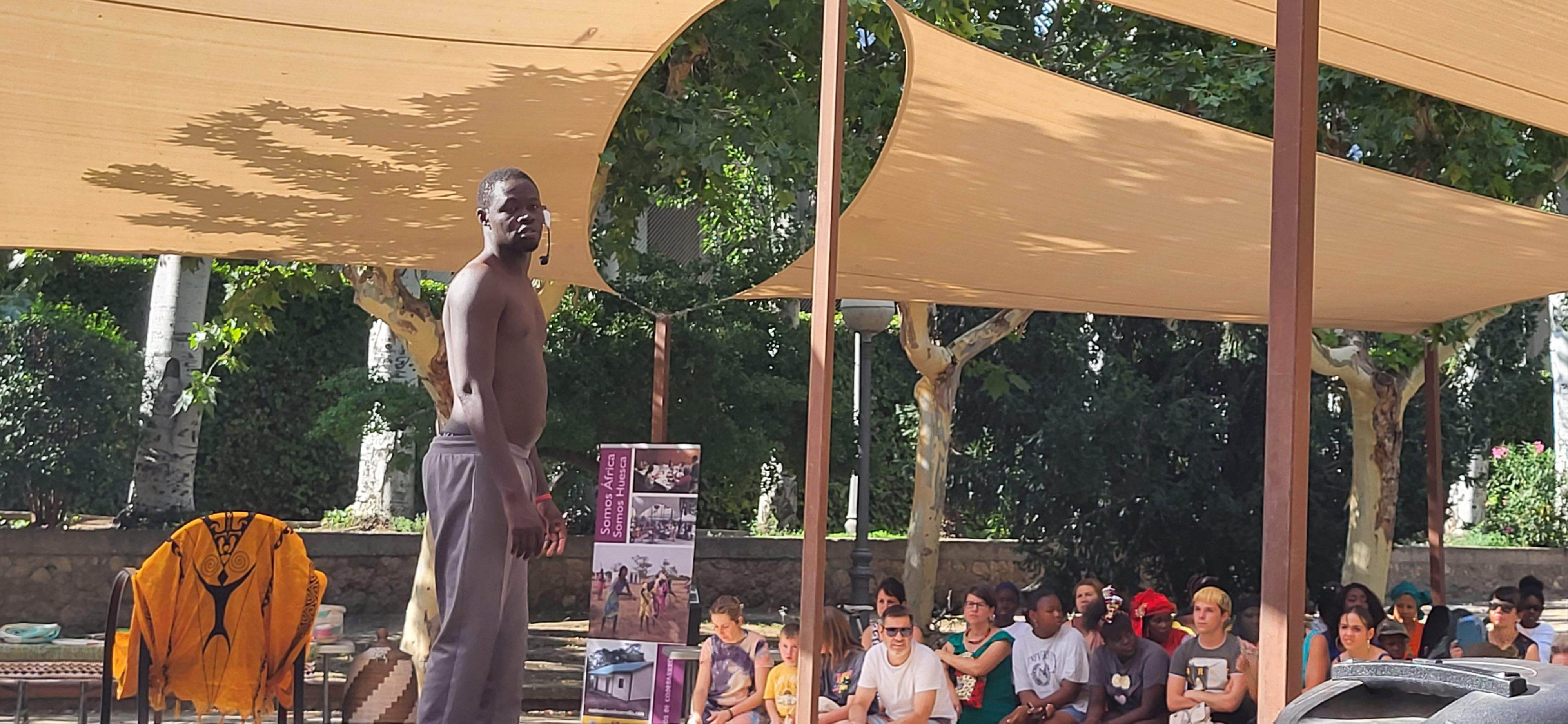 Actuación de Thimbo Samb en el Teatro Griego del parque Miguel Servet.