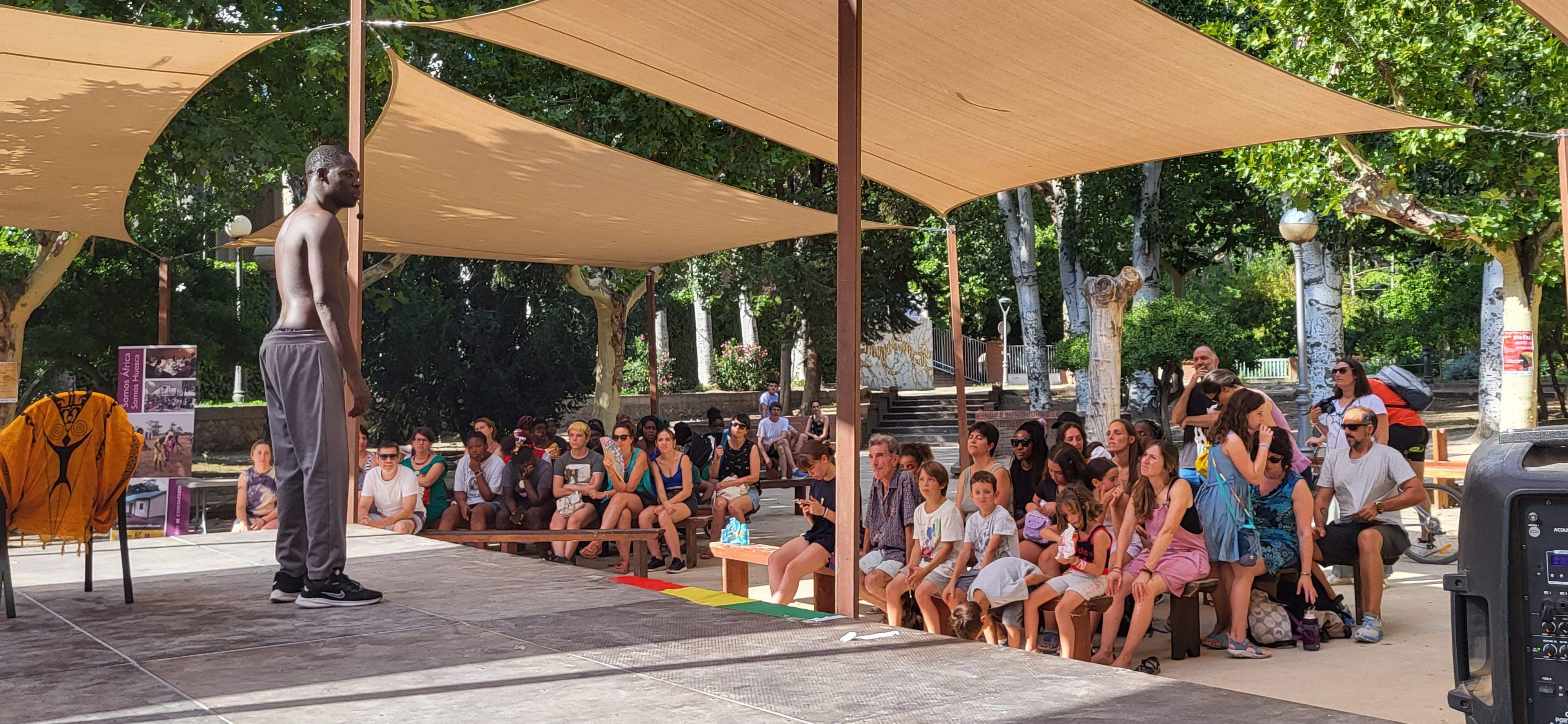 Actuación de Thimbo Samb en el Teatro Griego del parque Miguel Servet.