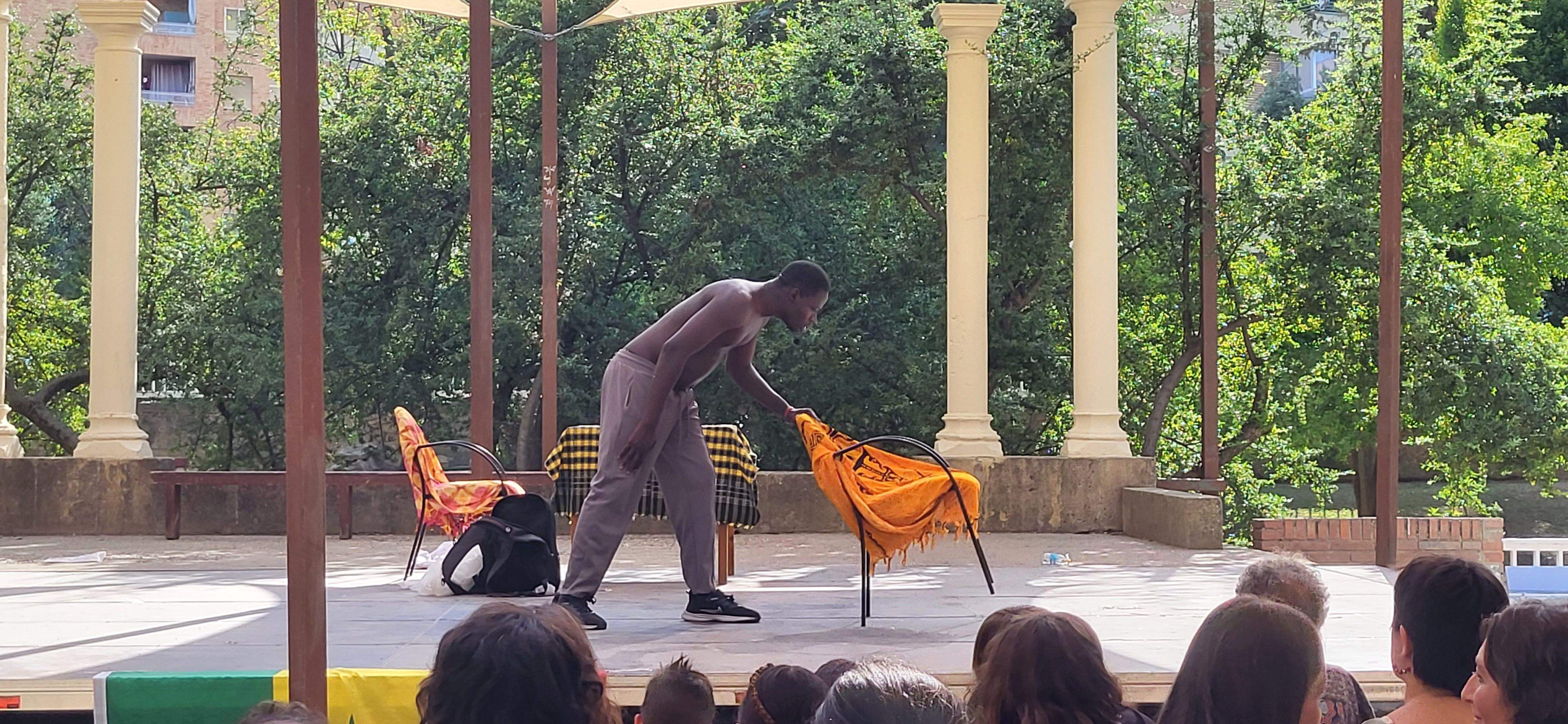 Actuación de Thimbo Samb en el Teatro Griego del parque Miguel Servet.