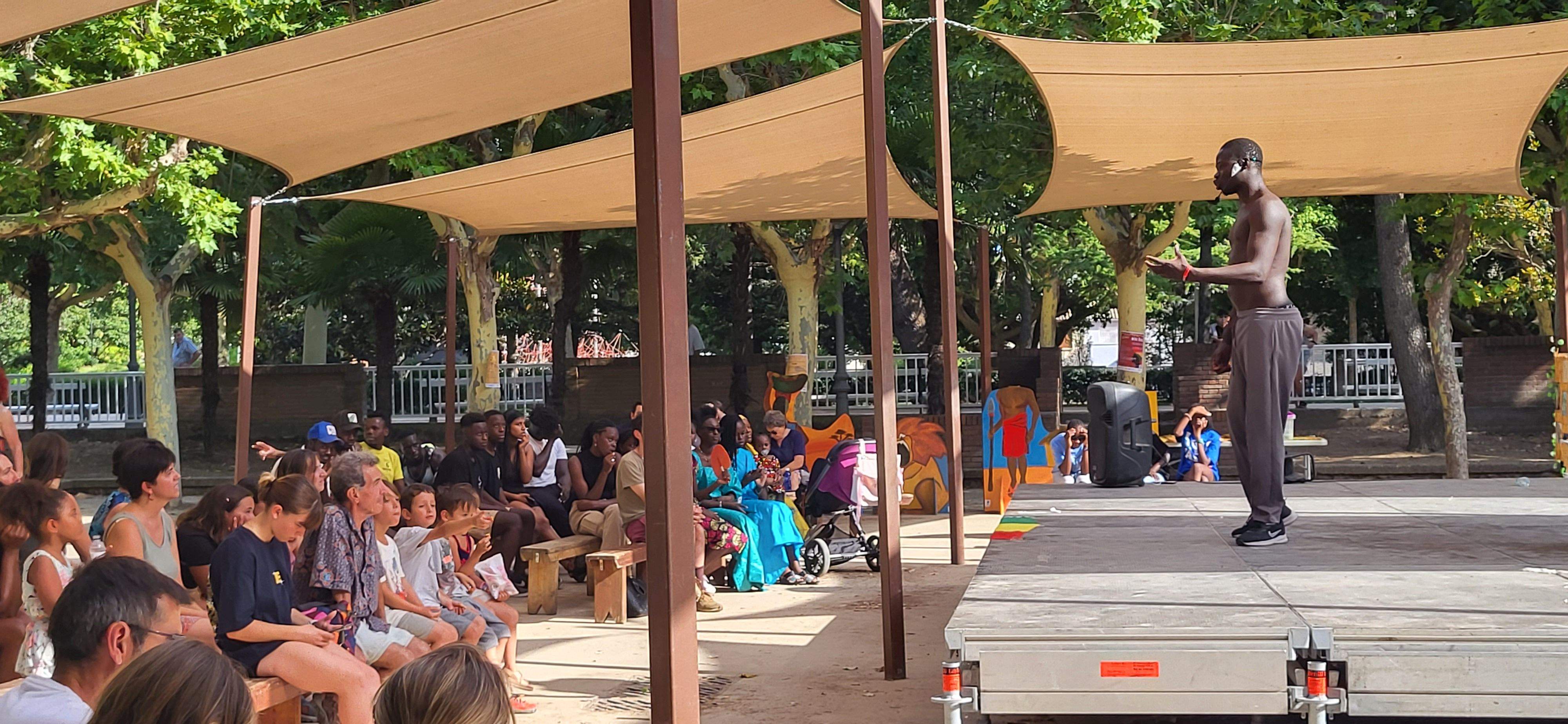 Actuación de Thimbo Samb en el Teatro Griego del parque Miguel Servet.