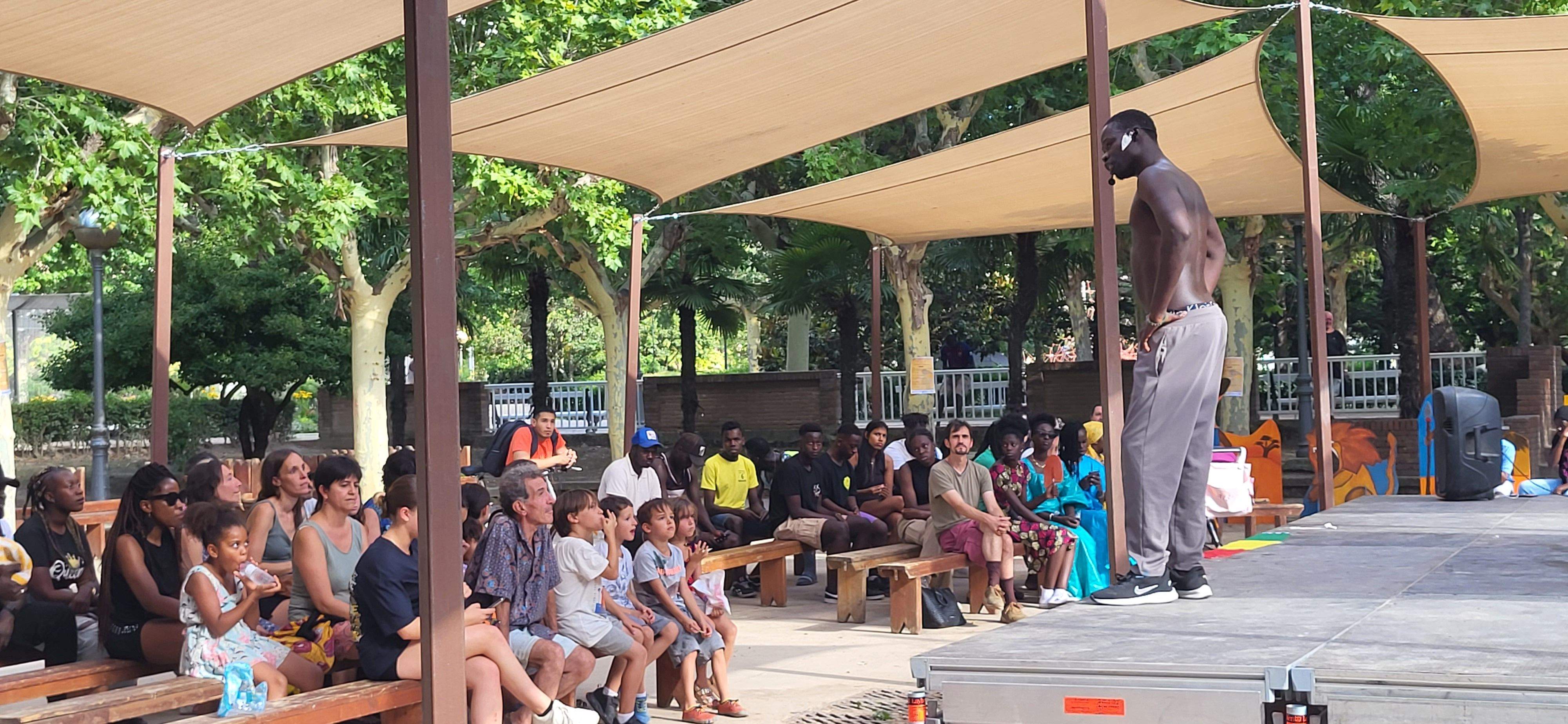Actuación de Thimbo Samb en el Teatro Griego del parque Miguel Servet.