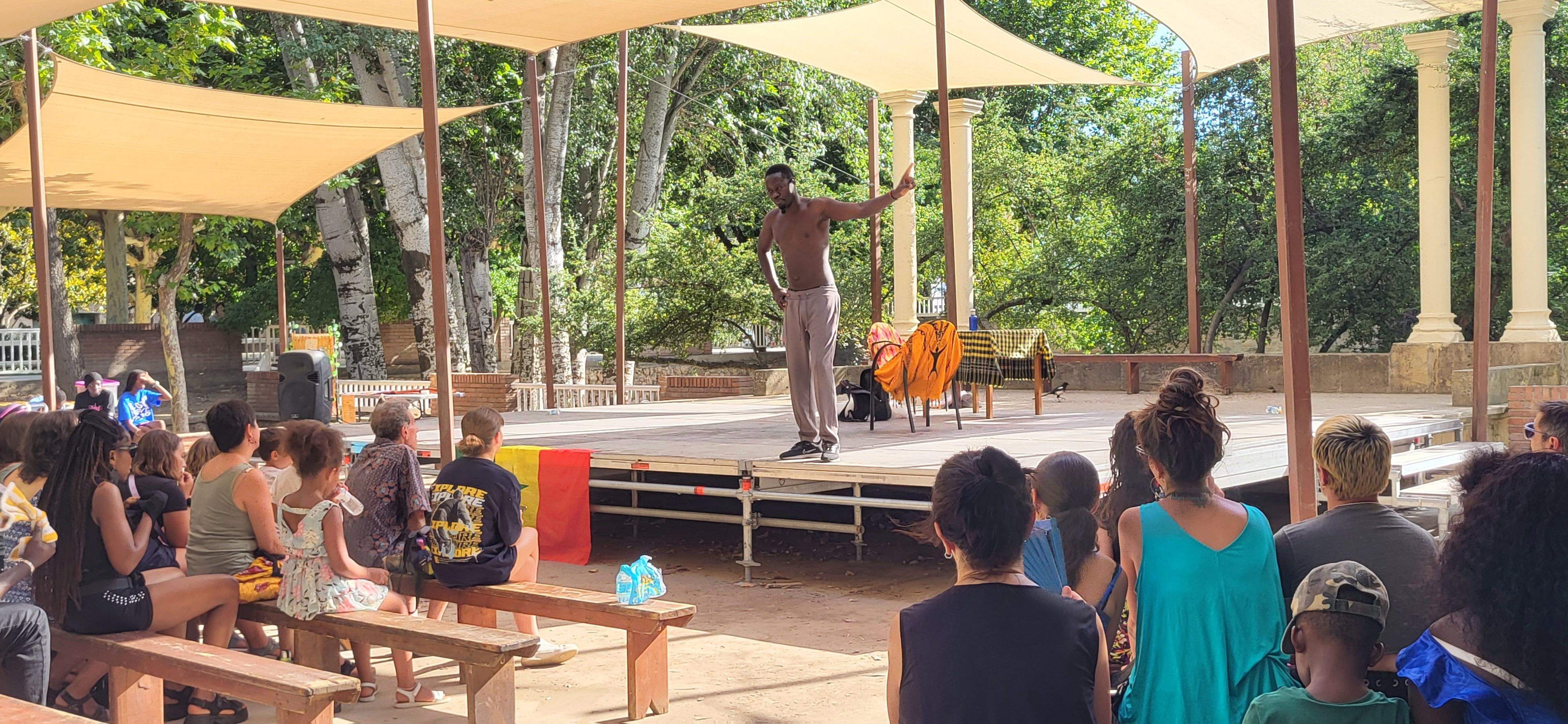 Actuación de Thimbo Samb en el Teatro Griego del parque Miguel Servet.