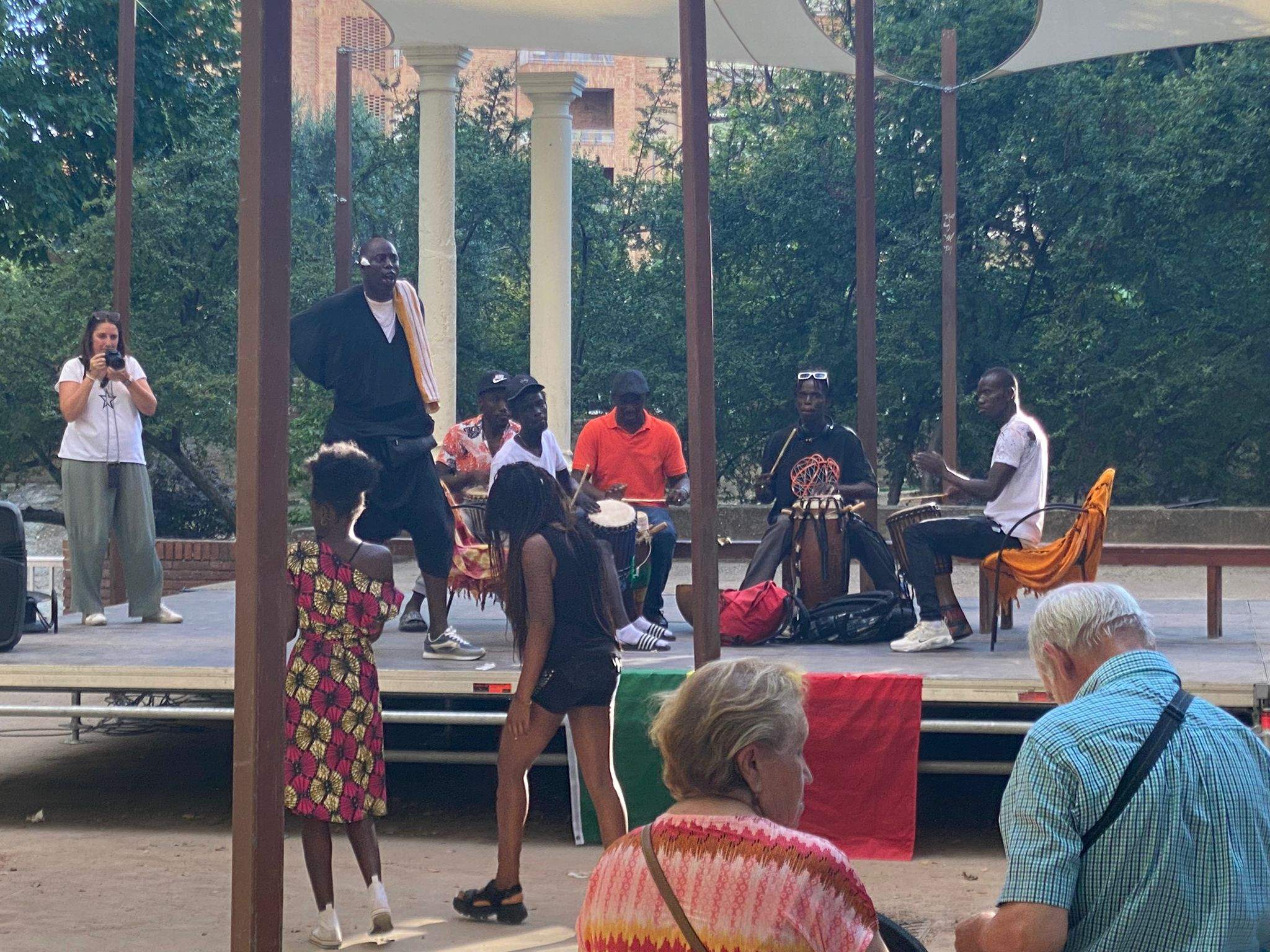 Fiesta de la diversidad cultural en el parque Miguel Servet de Huesca.