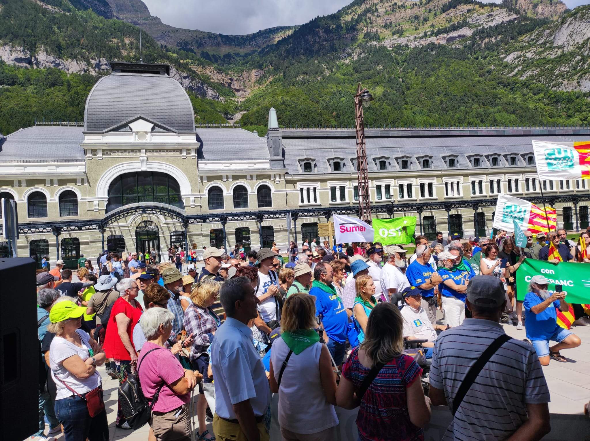 Concentración celebrada en Canfranc por la reapertura de la línea internacional.