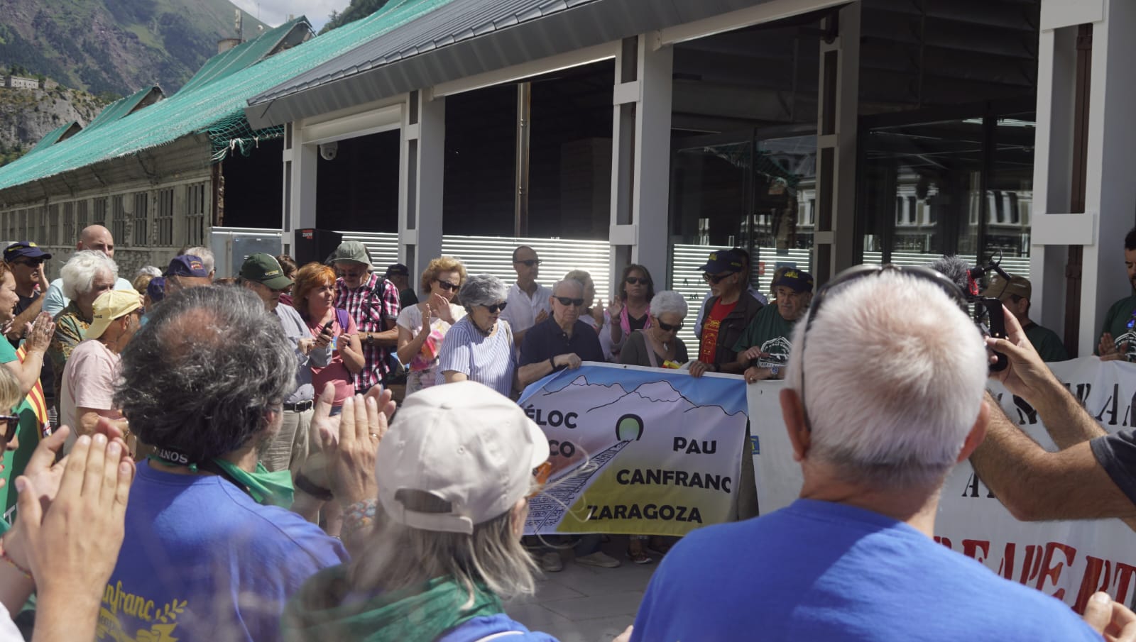Concentración celebrada en Canfranc por la reapertura de la línea internacional.