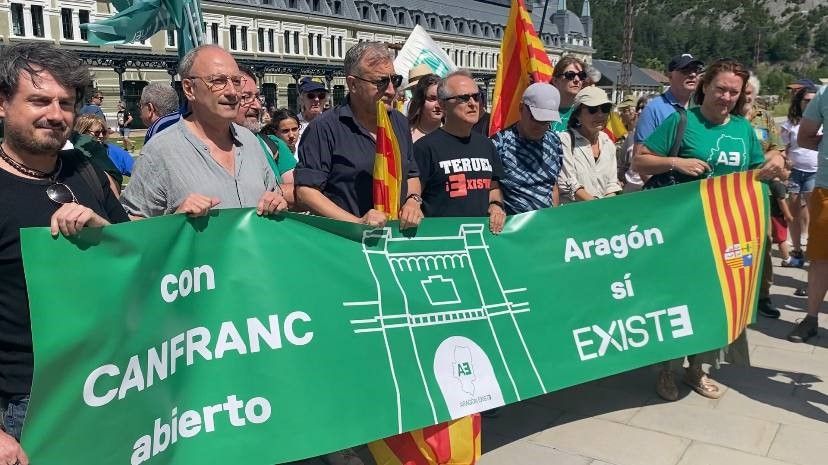 Aragón Existe en la manifestación por la reapertura del Canfranc
