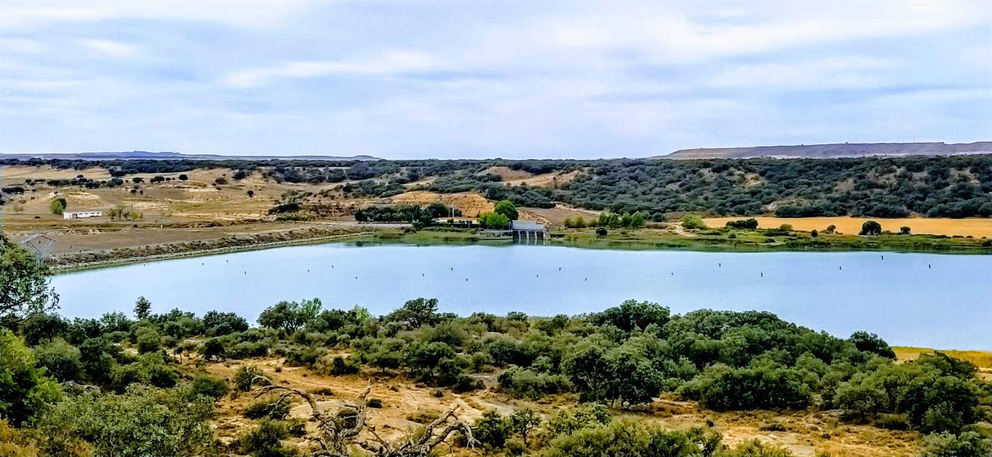 Valdabra se encuentra con un buen nivel de agua, al  52 % de su capacidad, ya que su función es regular el caudal del Canal del Cinca. Foto Joaquín Santafé 