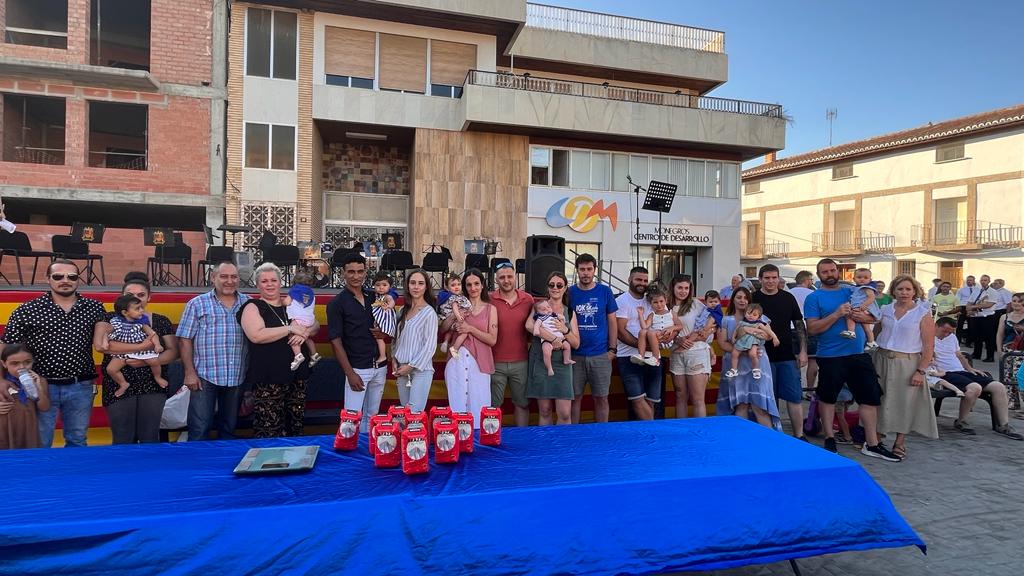 Presentación de los quintos y la entrega de pañoletas a los bebés en Grañén. Foto: Mercedes Manterola
