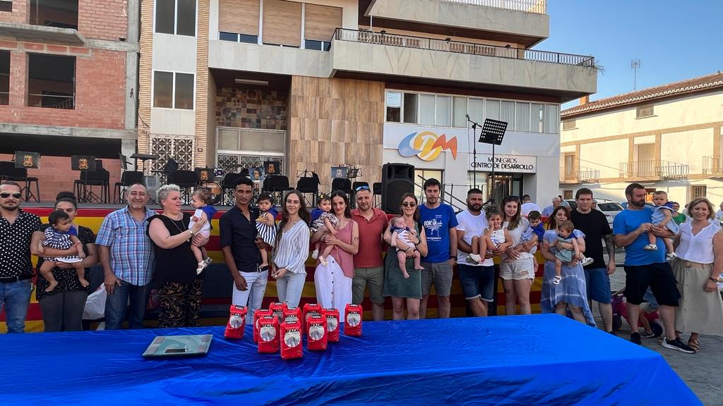 Presentación de los quintos y la entrega de pañoletas a los bebés en Grañén. Foto: Mercedes Manterola