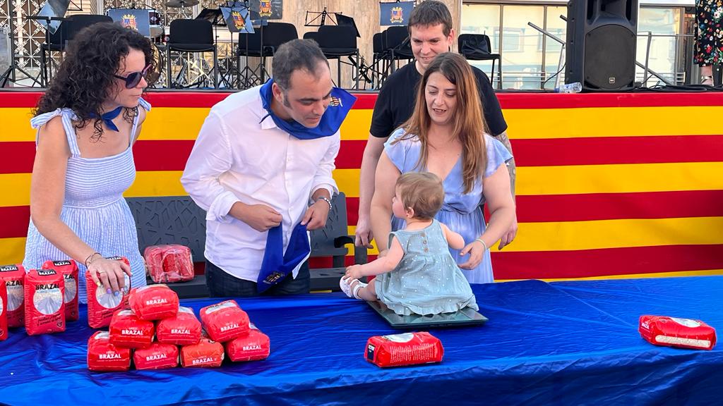 Presentación de los quintos y la entrega de pañoletas a los bebés en Grañén. Foto: Mercedes Manterola