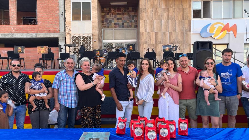 Presentación de los quintos y la entrega de pañoletas a los bebés en Grañén. Foto: Mercedes Manterola