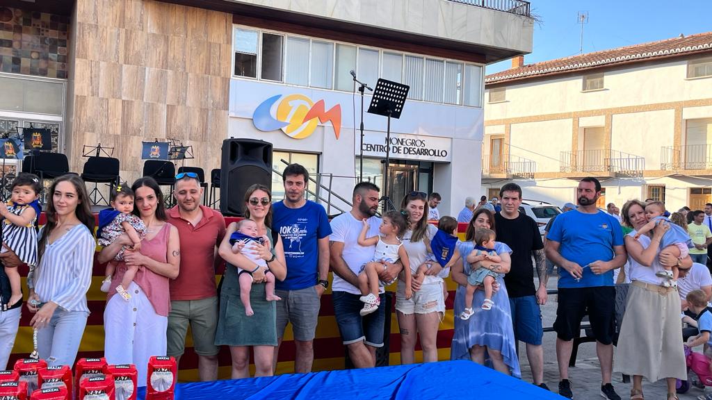 Presentación de los quintos y la entrega de pañoletas a los bebés en Grañén. Foto: Mercedes Manterola