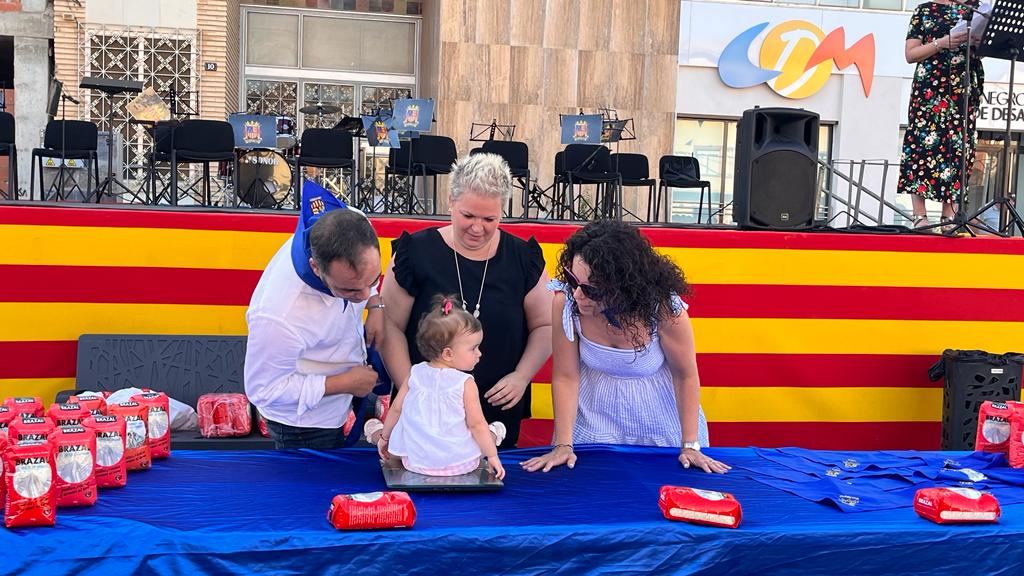 Presentación de los quintos y la entrega de pañoletas a los bebés en Grañén. Foto: Mercedes Manterola