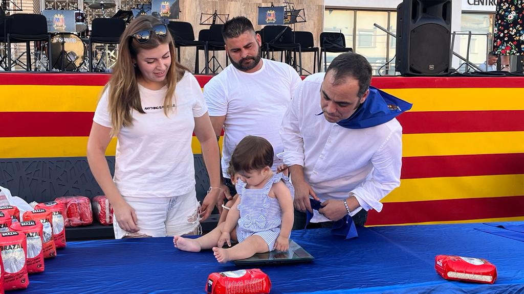 Presentación de los quintos y la entrega de pañoletas a los bebés en Grañén. Foto: Mercedes Manterola