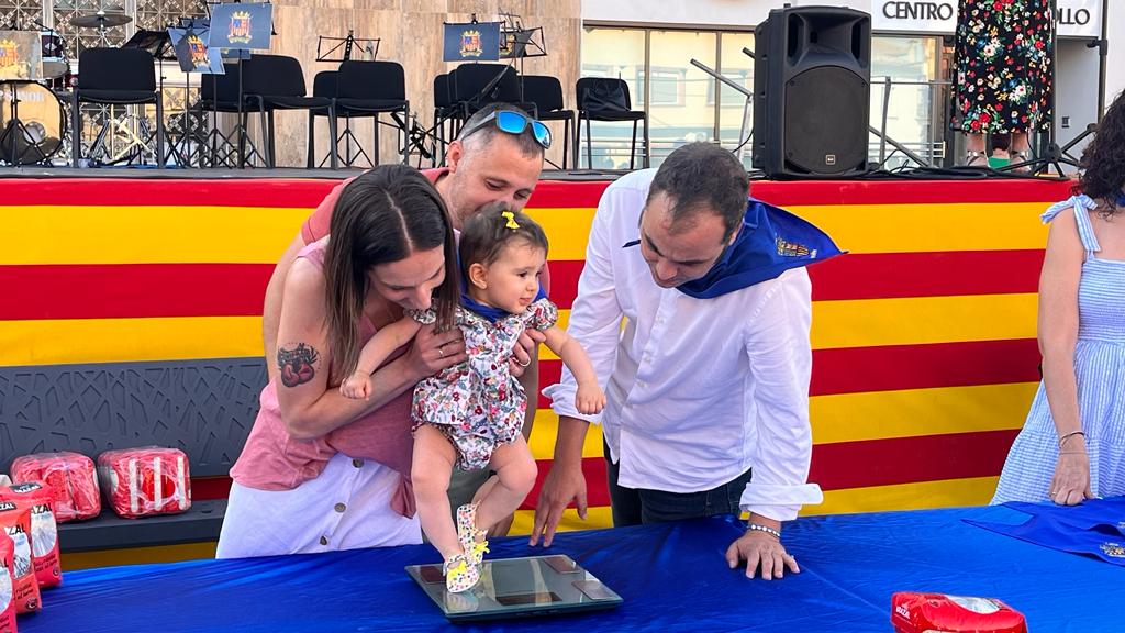 Presentación de los quintos y la entrega de pañoletas a los bebés en Grañén. Foto: Mercedes Manterola