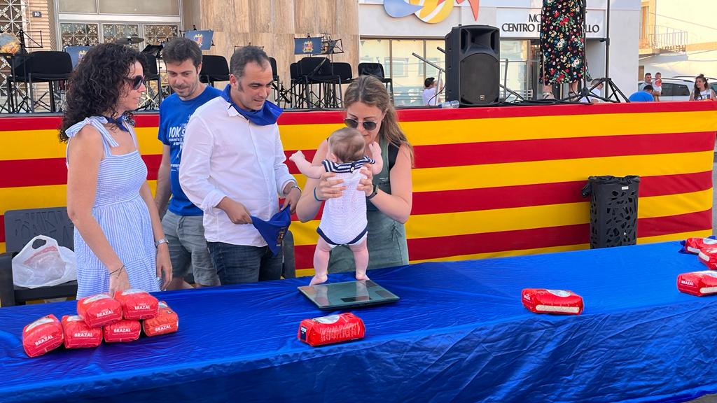 Presentación de los quintos y la entrega de pañoletas a los bebés en Grañén. Foto: Mercedes Manterola