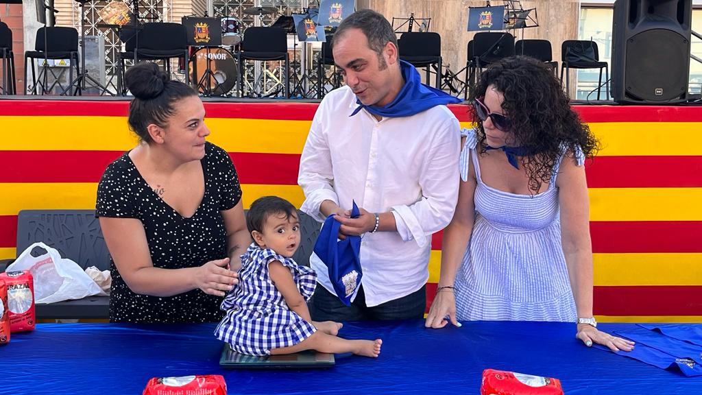 Presentación de los quintos y la entrega de pañoletas a los bebés en Grañén. Foto: Mercedes Manterola