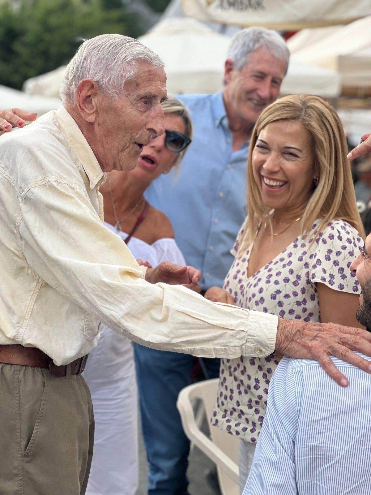 Ana Alós, candidata del PP al Congreso de los Diputados, con personas mayores