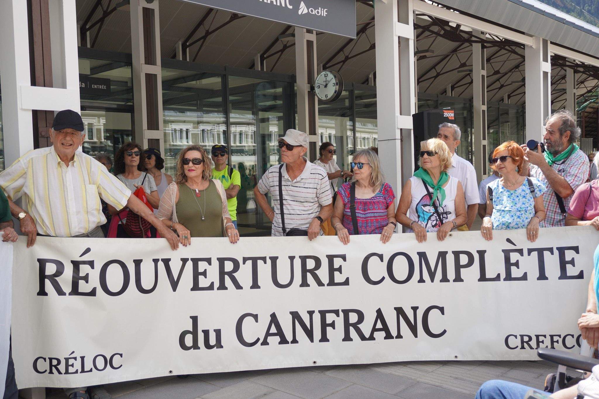 Concentración celebrada en Canfranc por la reapertura de la línea internacional.