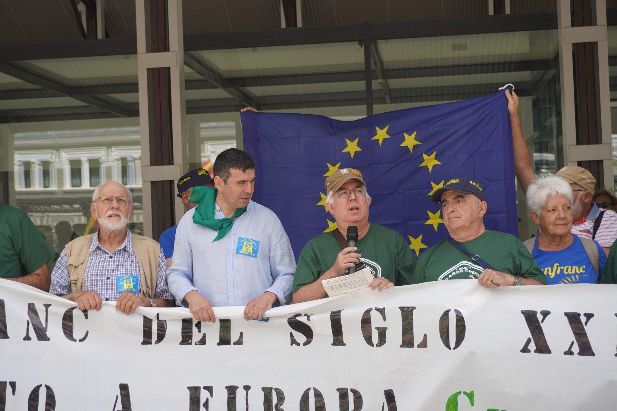 Concentración celebrada en Canfranc por la reapertura de la línea internacional.