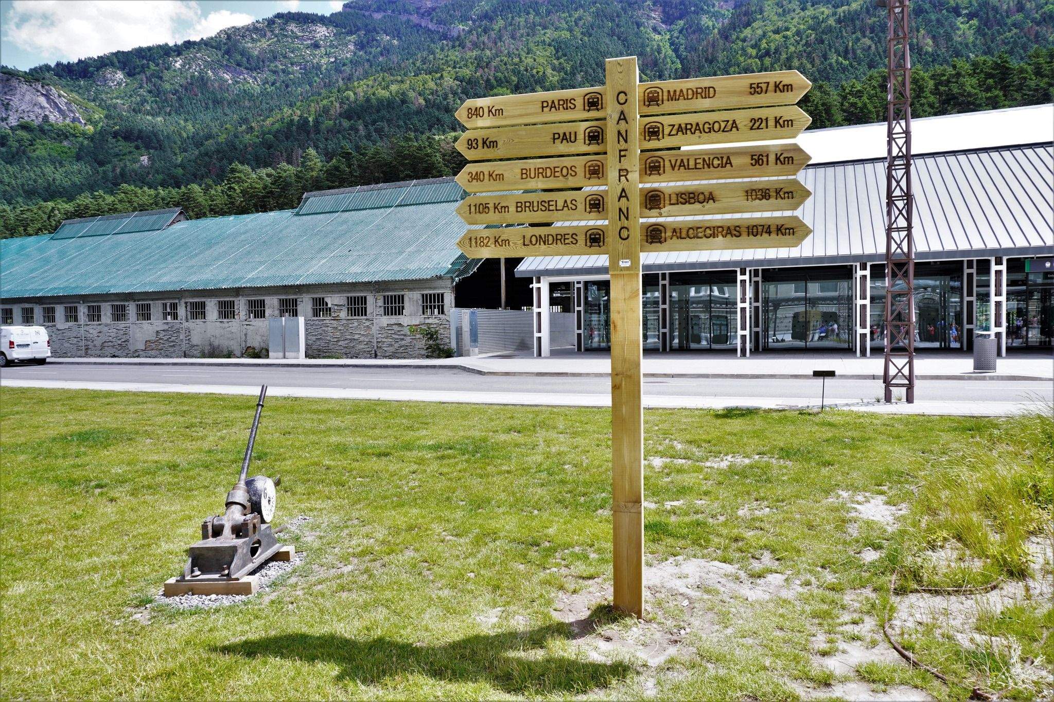 Concentración celebrada en Canfranc por la reapertura de la línea internacional.