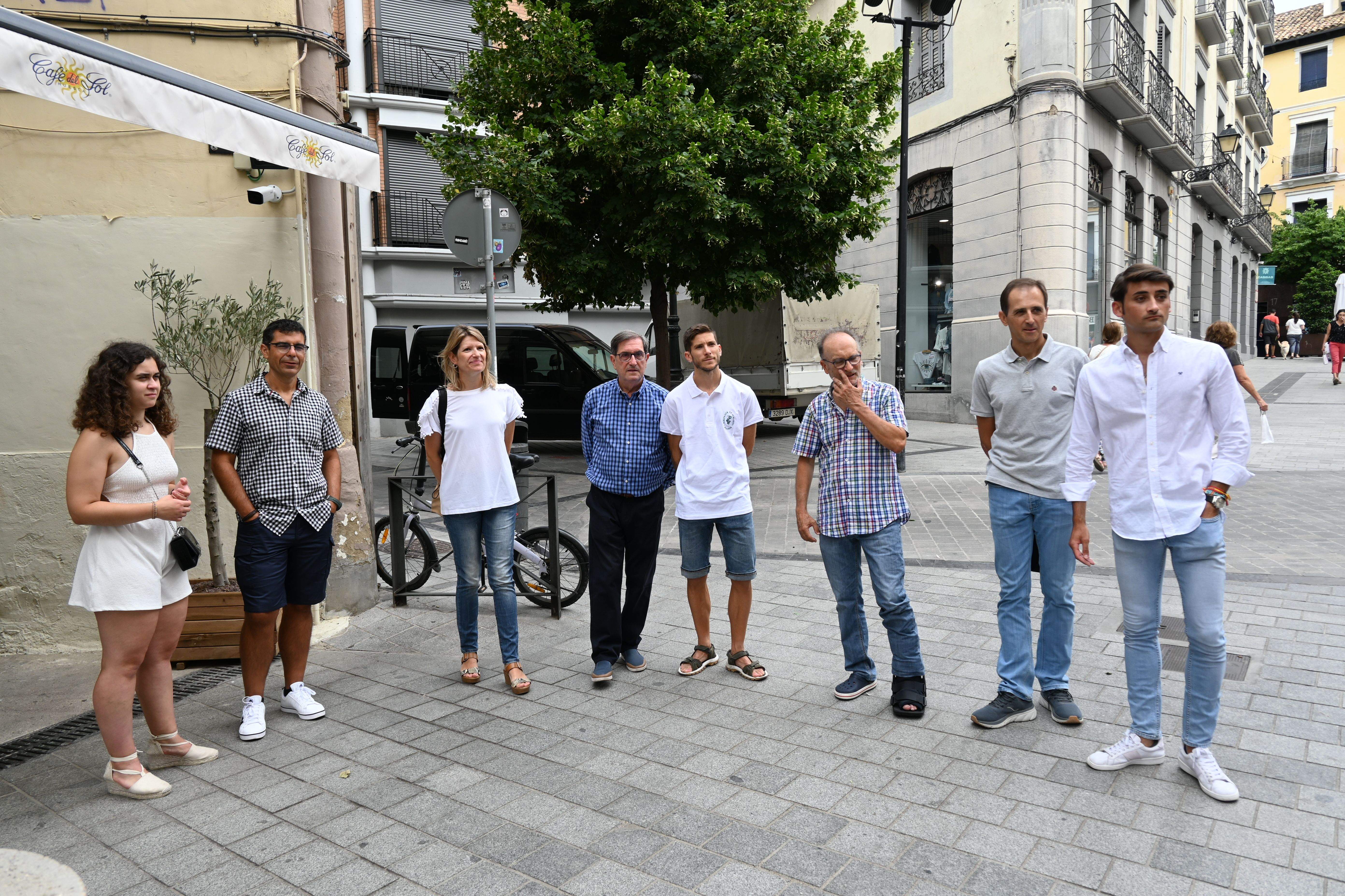 Los cuatro danzantes entrantes y los cuatro salientes. Foto Carlos Jalle