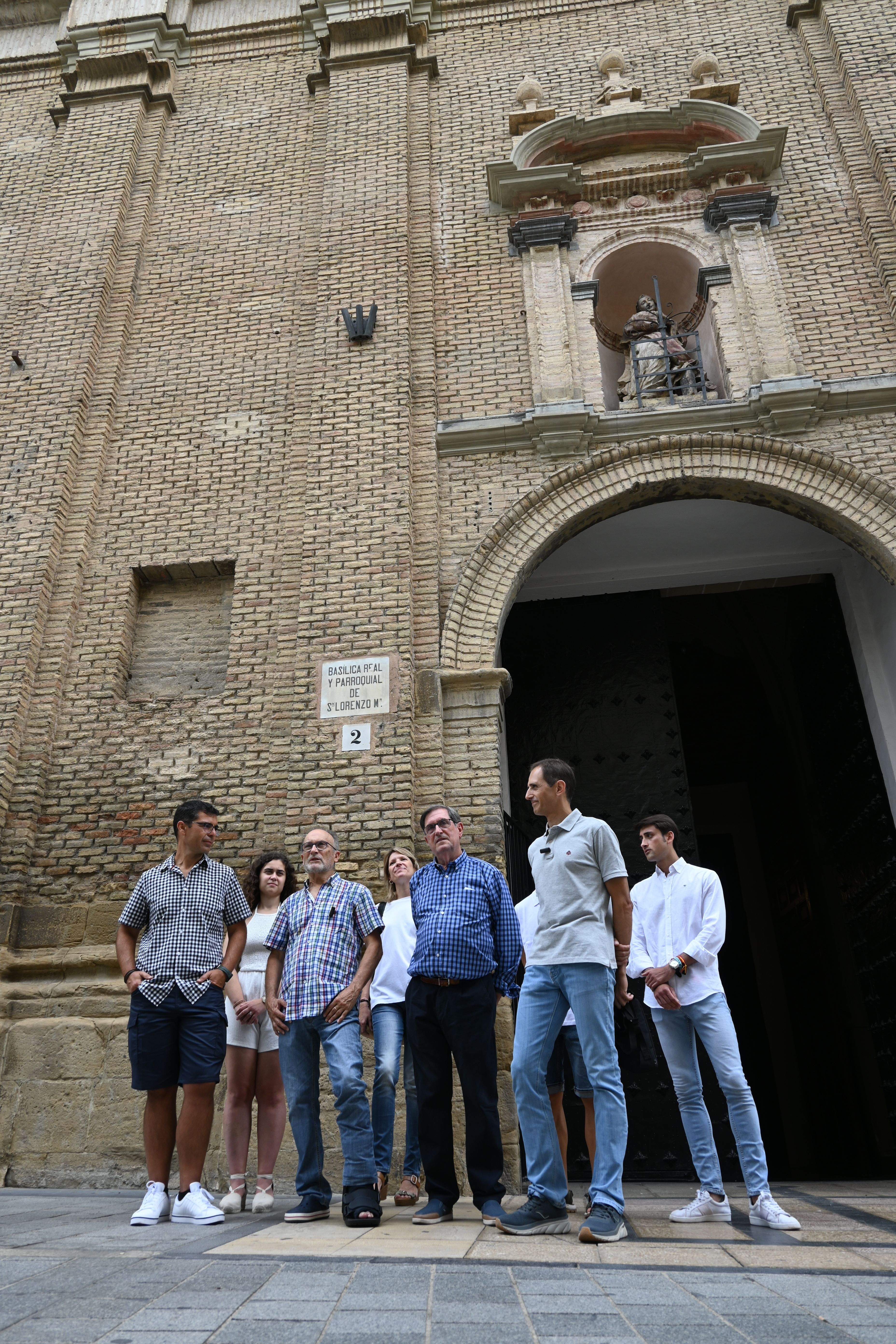 Los cuatro danzantes entrantes y los cuatro salientes. Foto Carlos Jalle