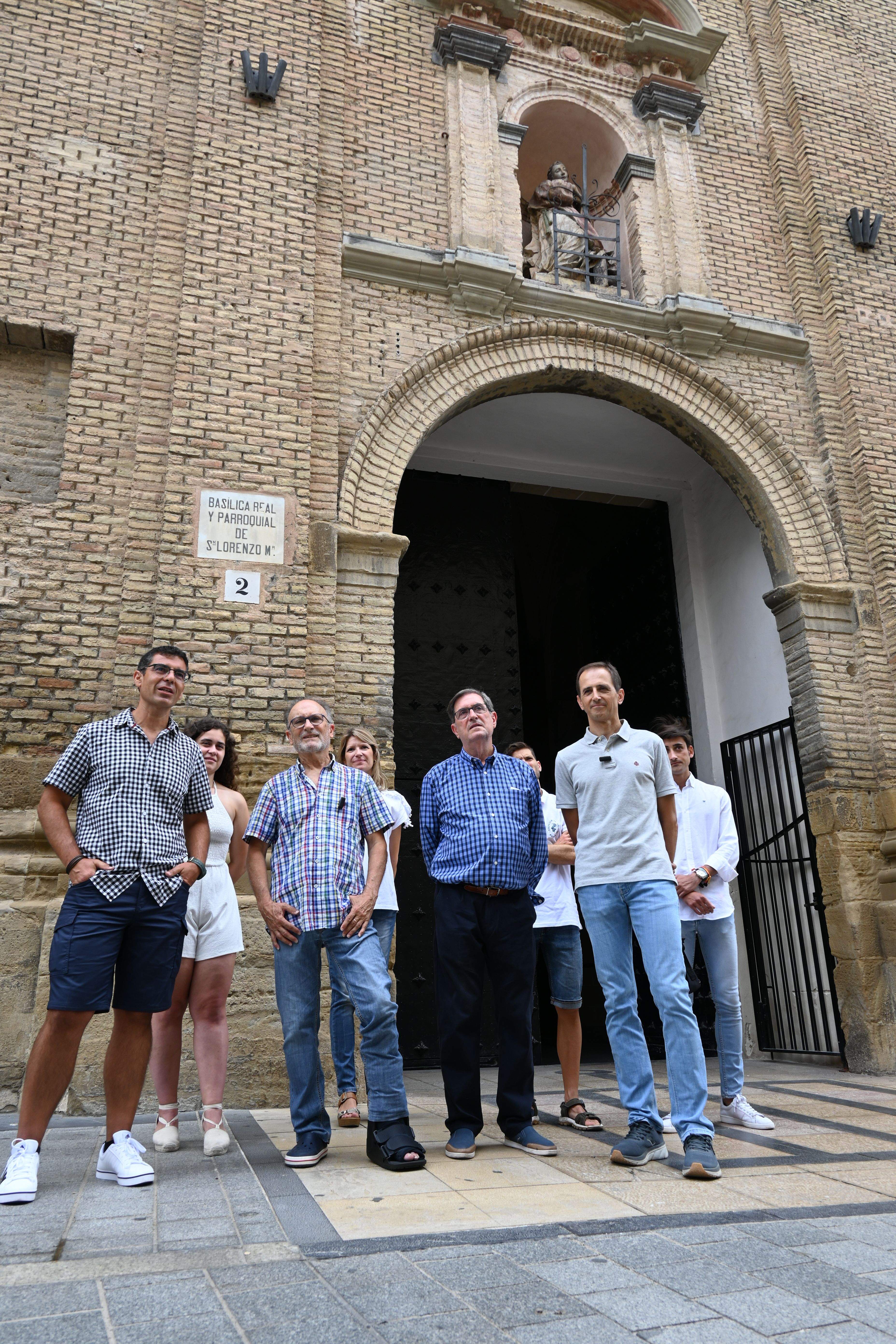 Los cuatro danzantes entrantes y los cuatro salientes. Foto Carlos Jalle
