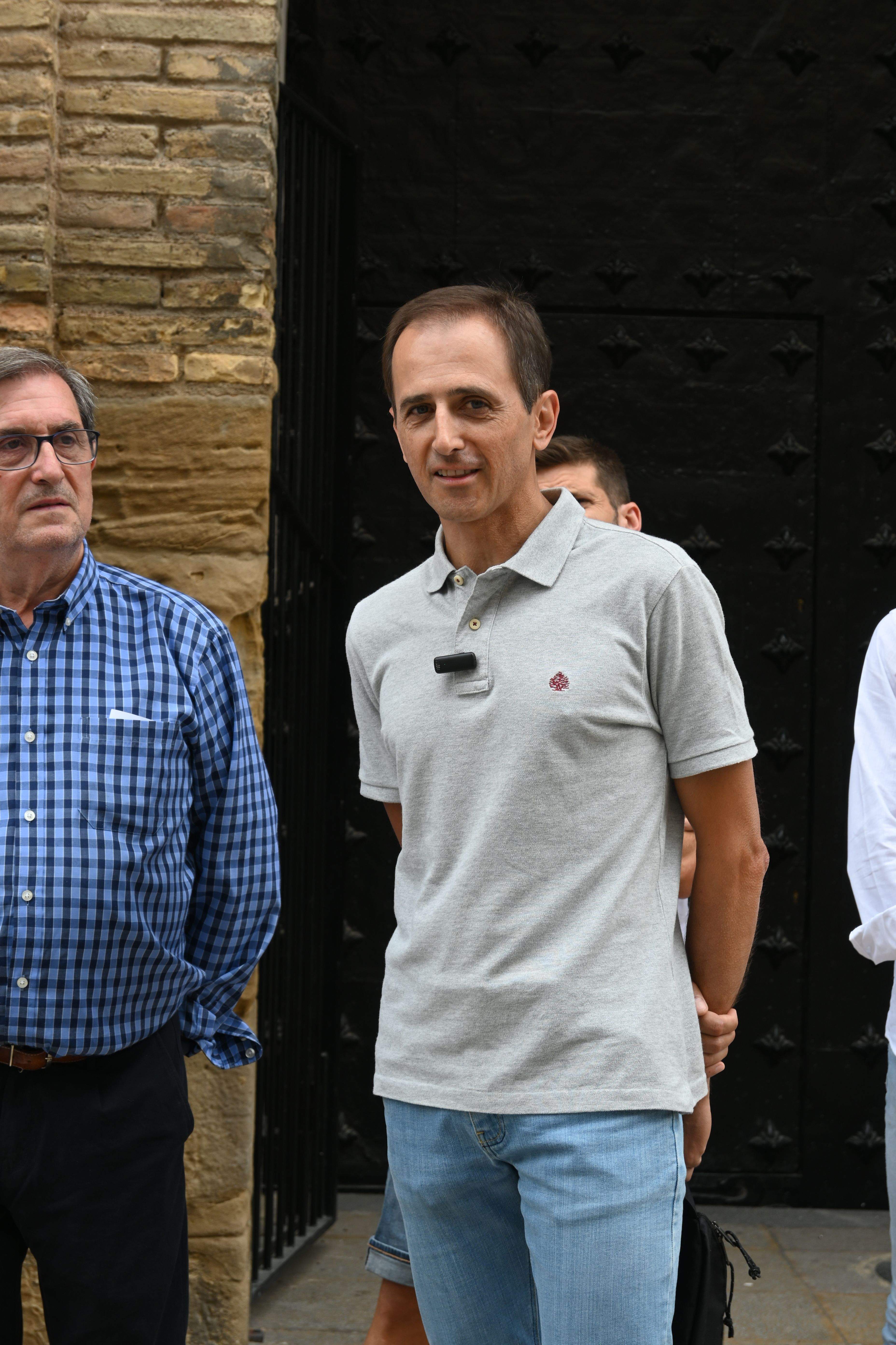 Los cuatro danzantes entrantes y los cuatro salientes. Foto Carlos Jalle