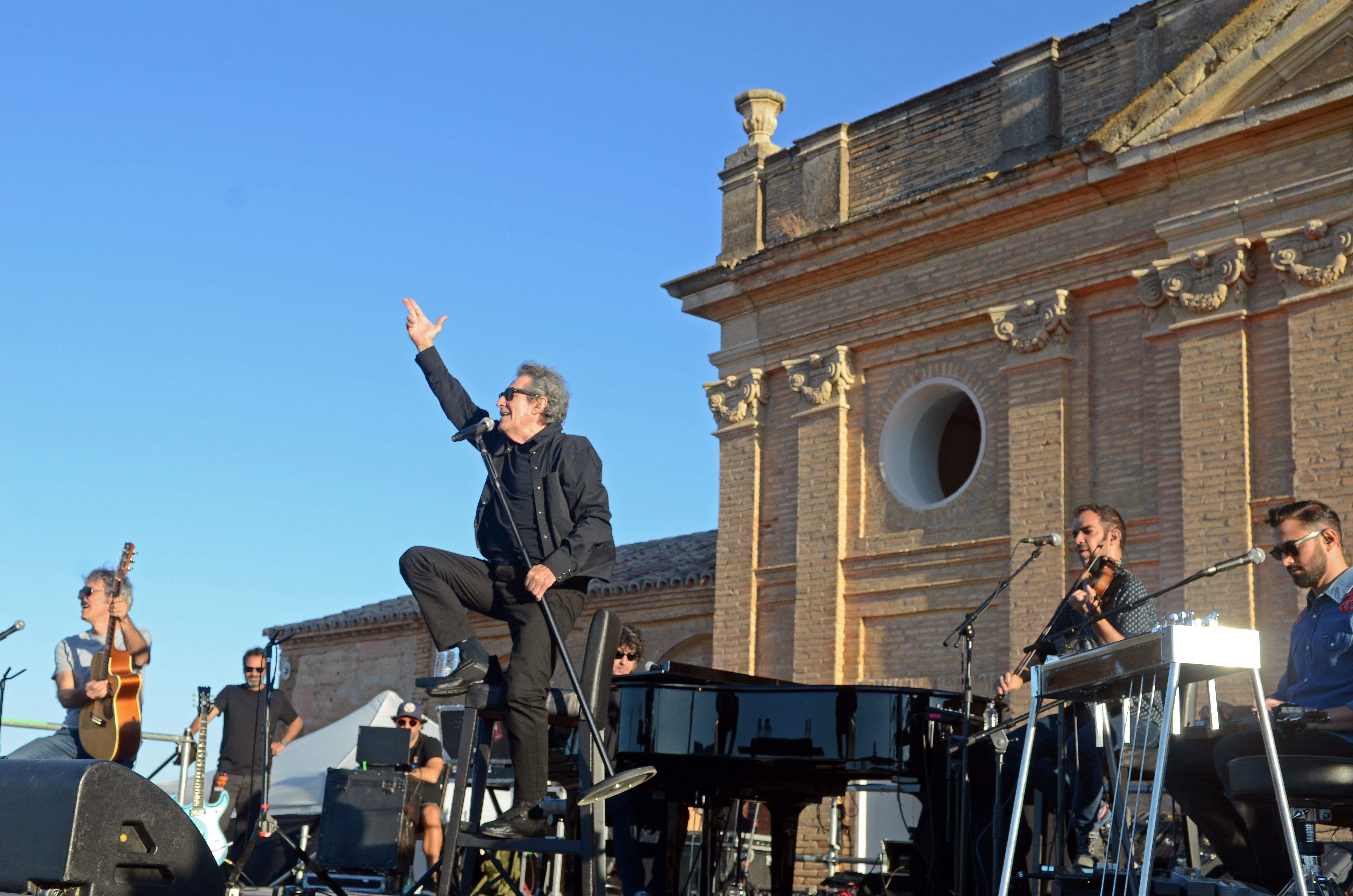 Miguel Ríos en su actuación este sábado en la Cartuja de Monegros