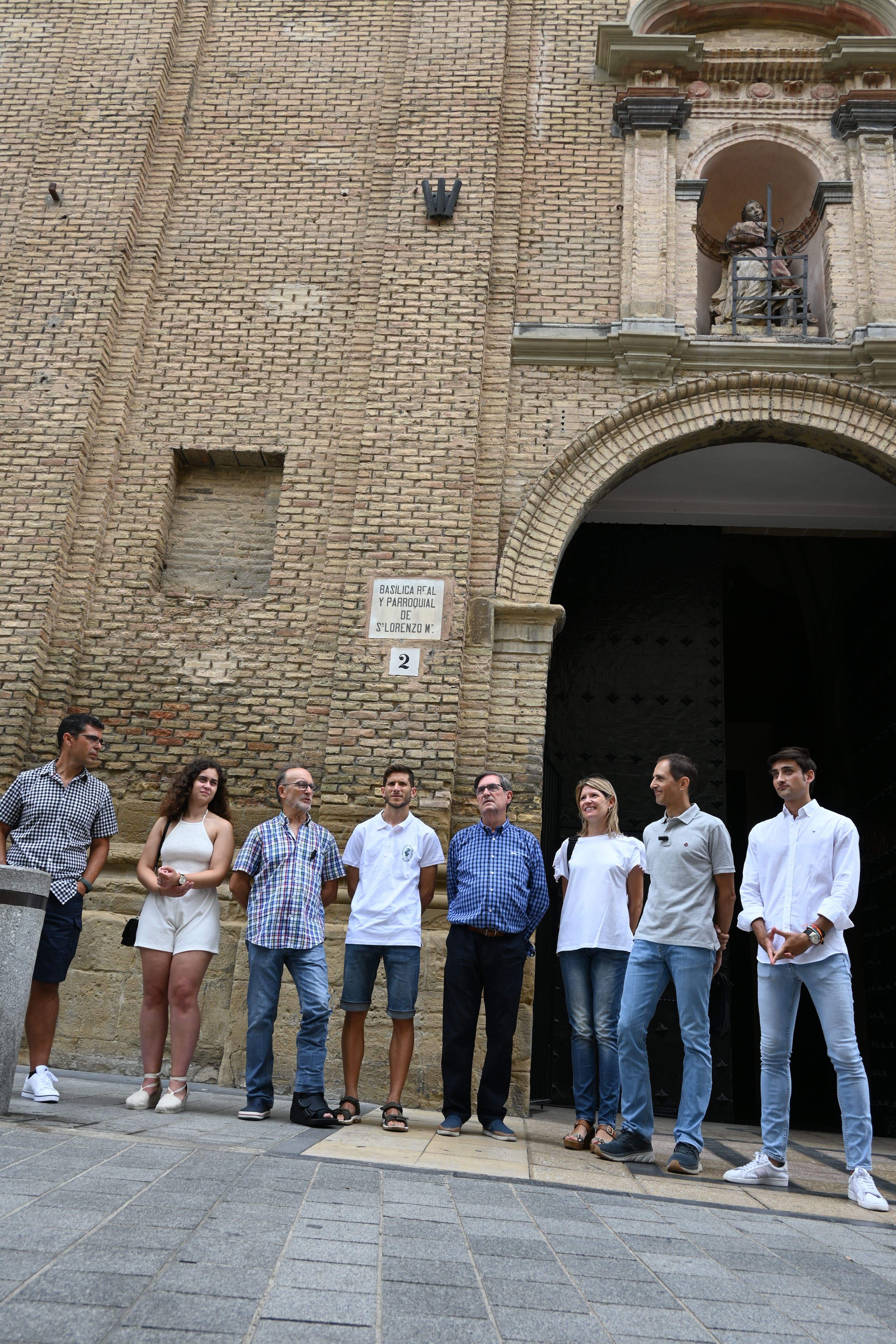 Los cuatro danzantes entrantes y los cuatro salientes. Foto Carlos Jalle