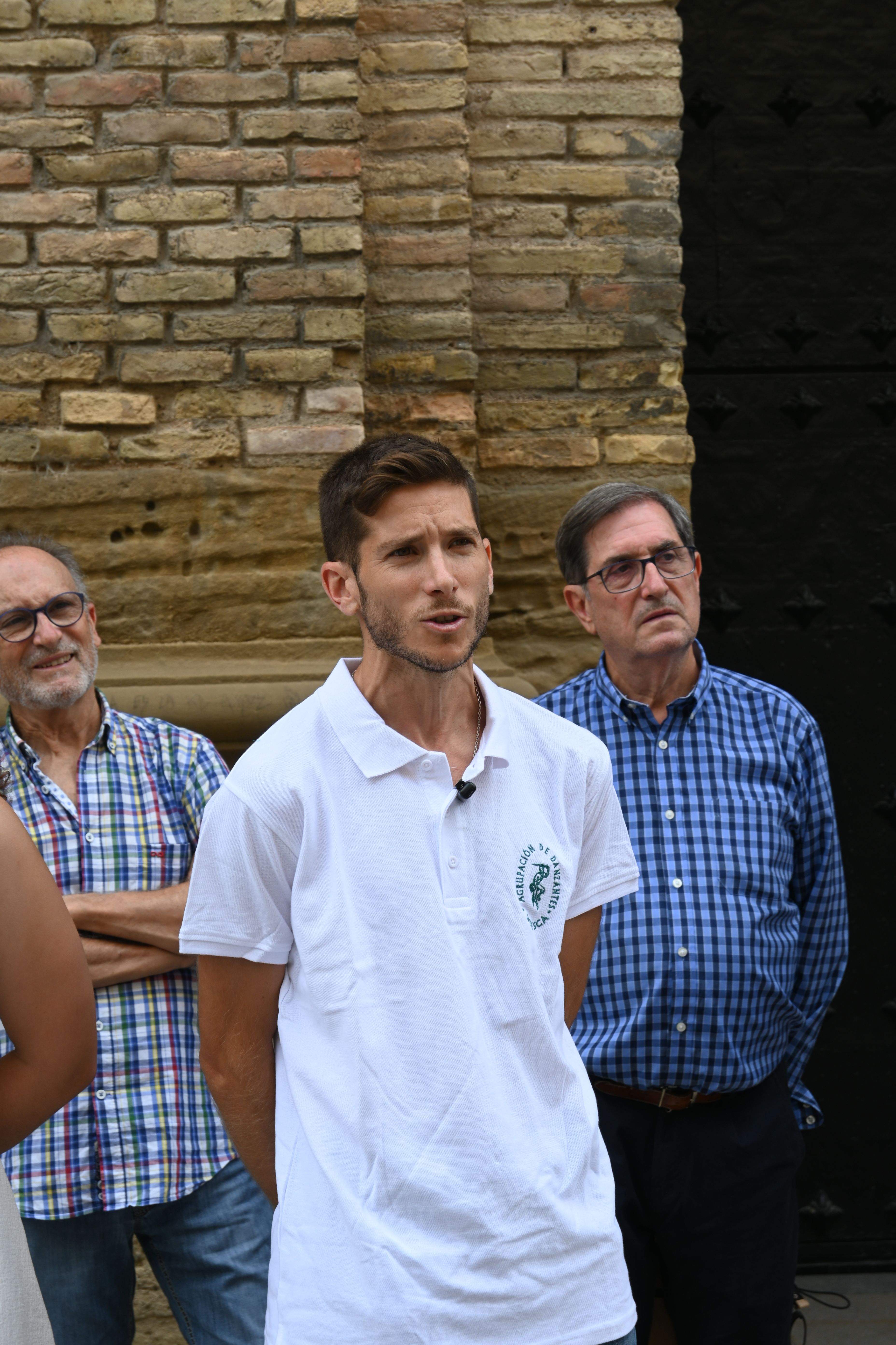 Los cuatro danzantes entrantes y los cuatro salientes. Foto Carlos Jalle