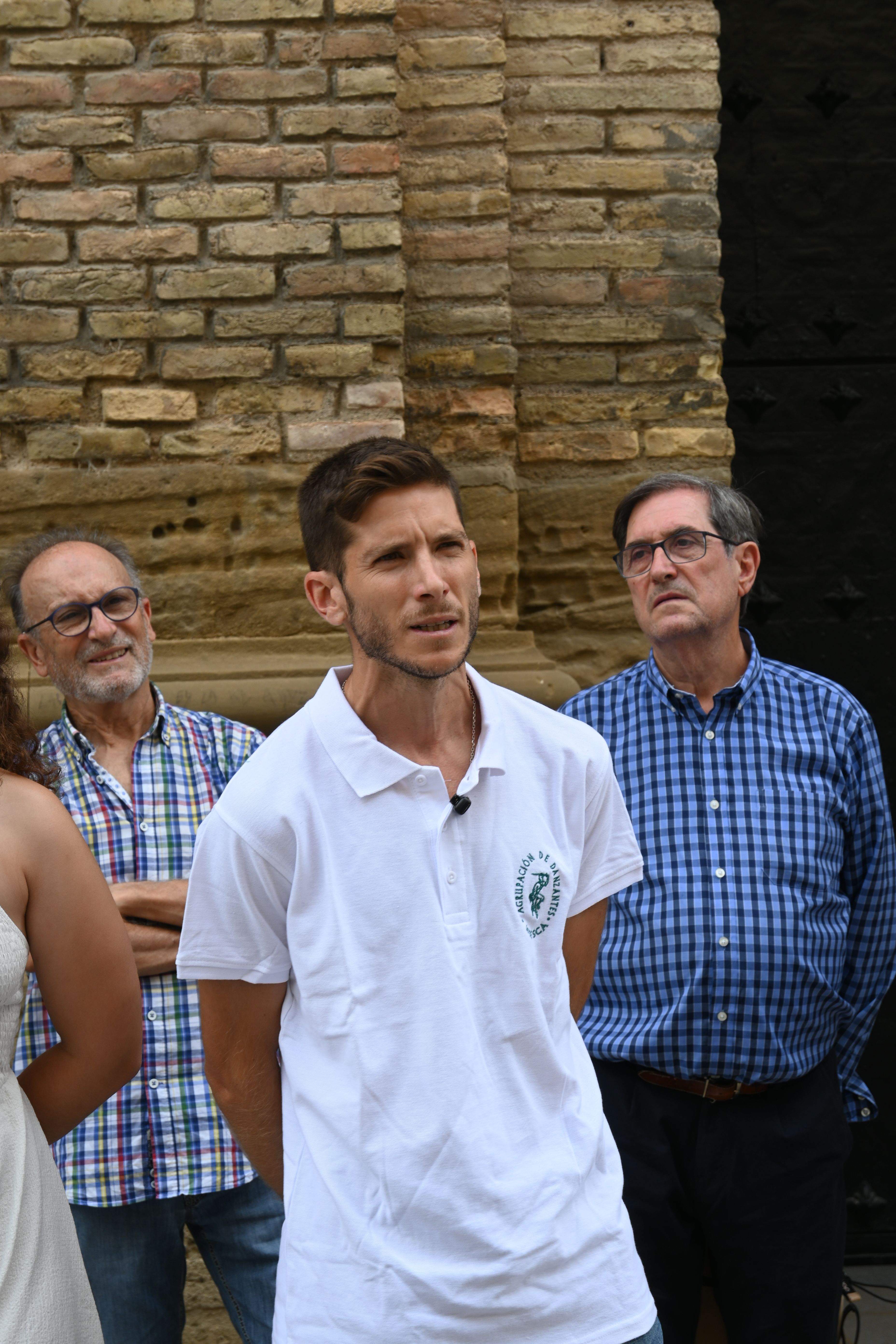 Los cuatro danzantes entrantes y los cuatro salientes. Foto Carlos Jalle