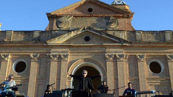 Miguel Rios se ganó al público congregado en la Cartuja de las Fuentes Miguel Rios se ganó al público congregado en la Cartuja de las Fuentes