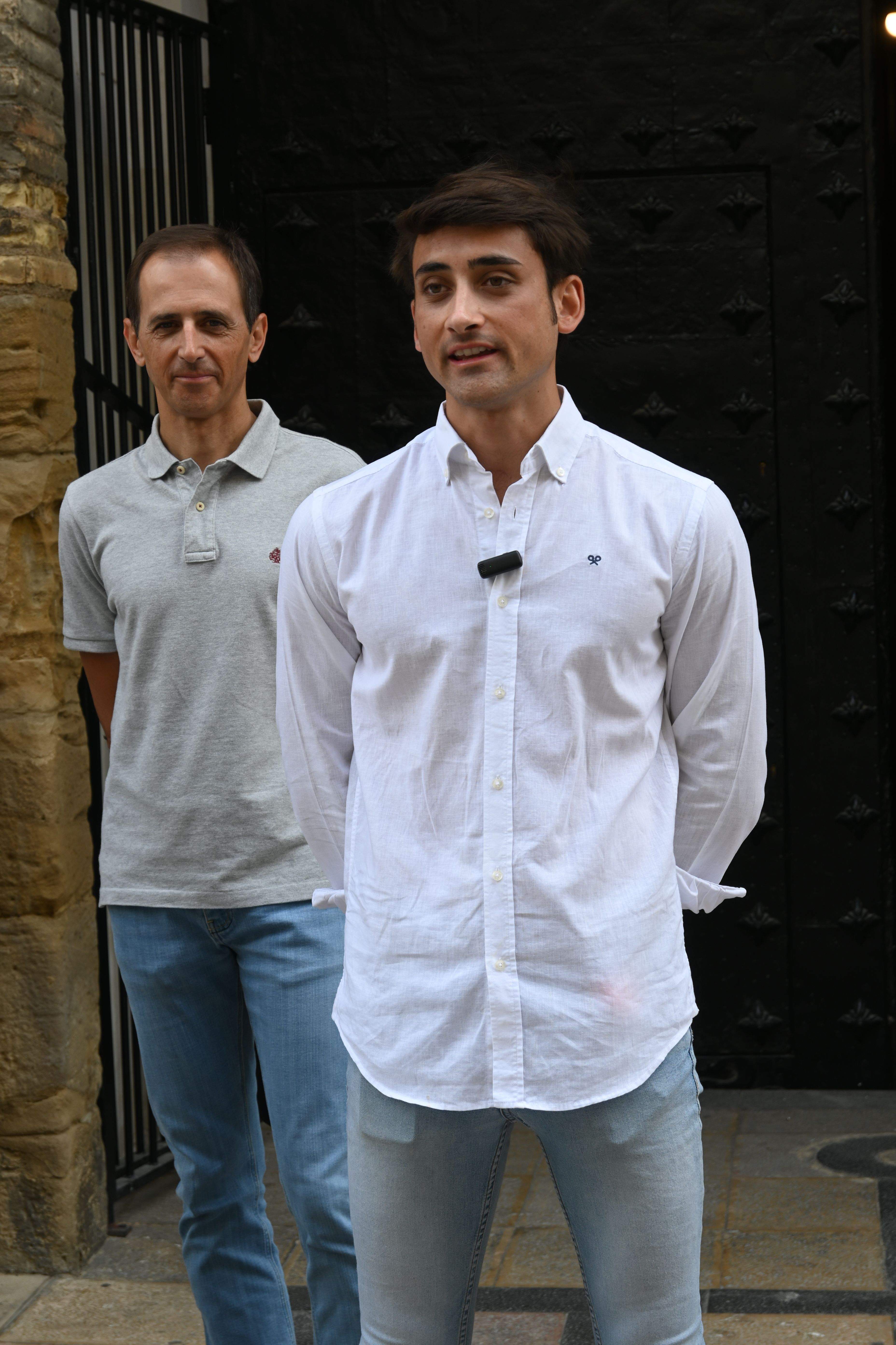 Los cuatro danzantes entrantes y los cuatro salientes. Foto Carlos Jalle