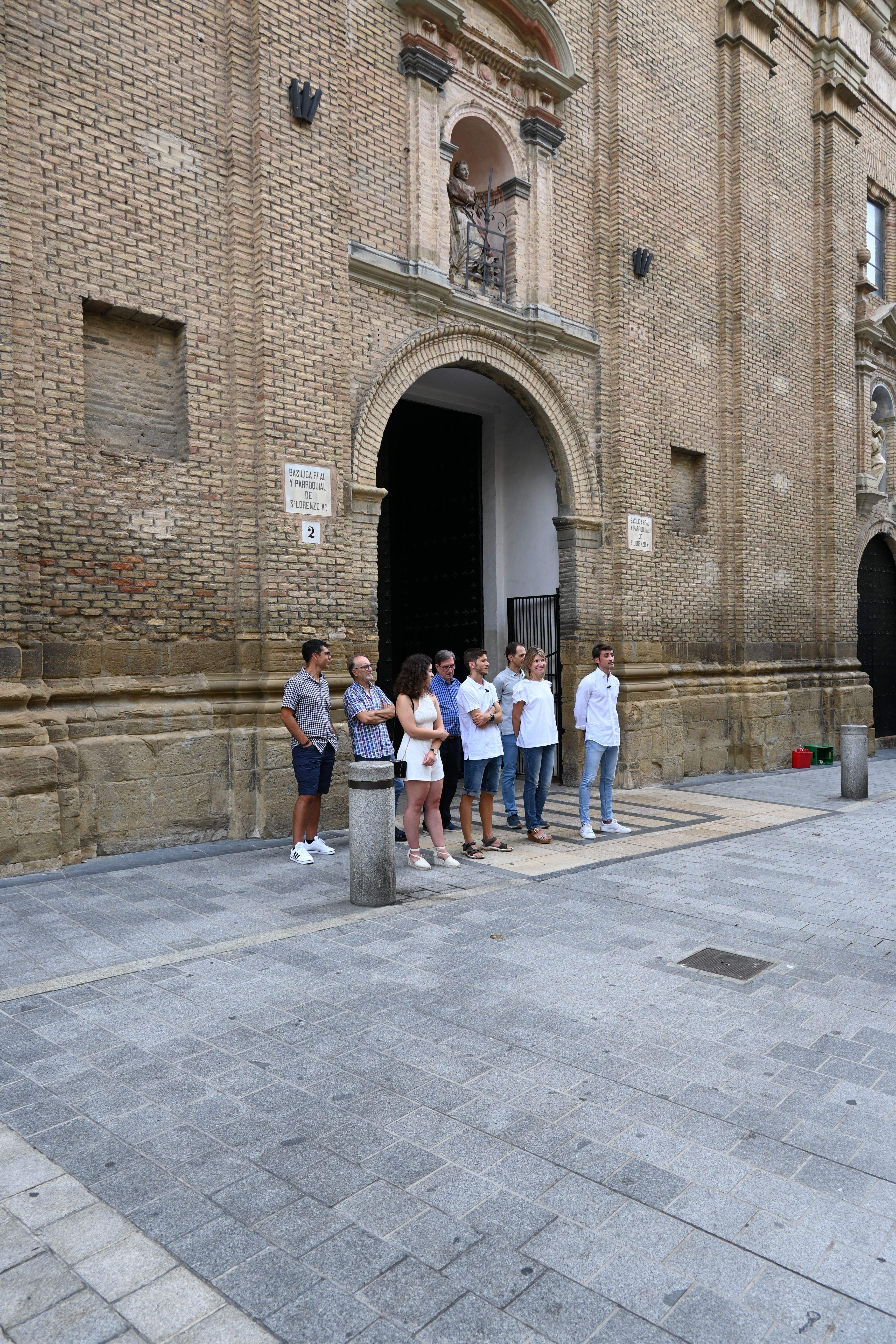 Los cuatro danzantes entrantes y los cuatro salientes. Foto Carlos Jalle