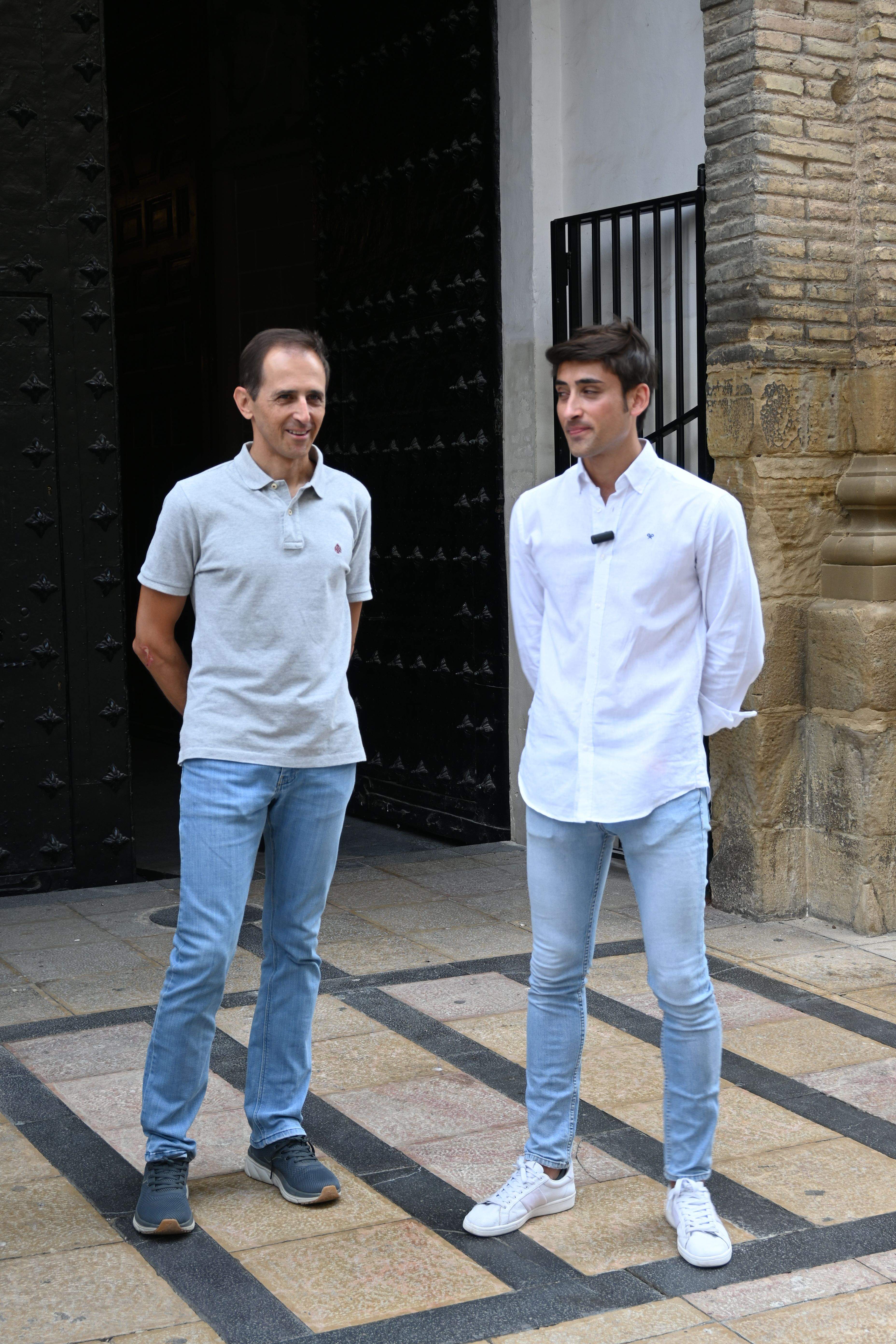 Los cuatro danzantes entrantes y los cuatro salientes. Foto Carlos Jalle