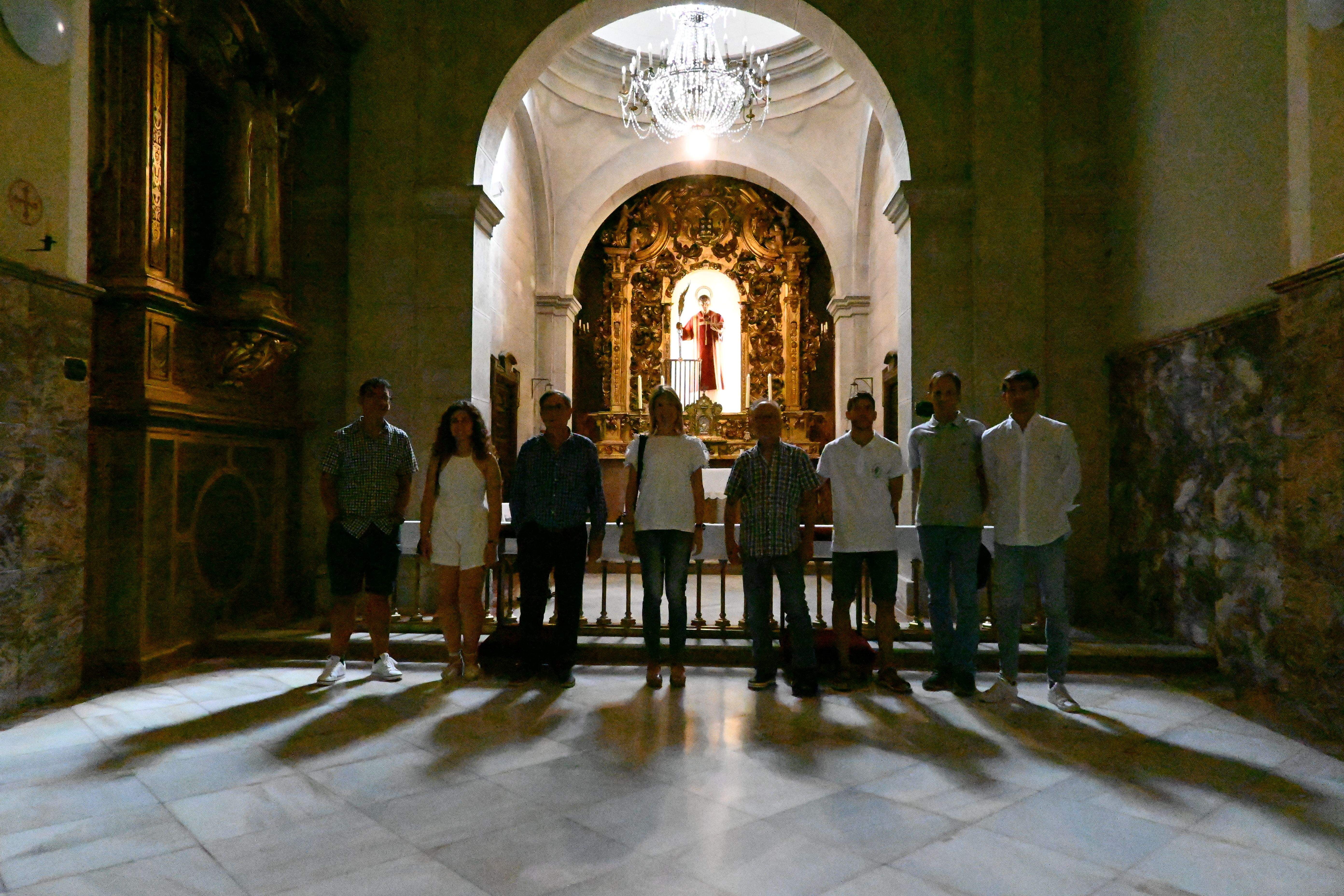 Los cuatro danzantes entrantes y los cuatro salientes. Foto Carlos Jalle