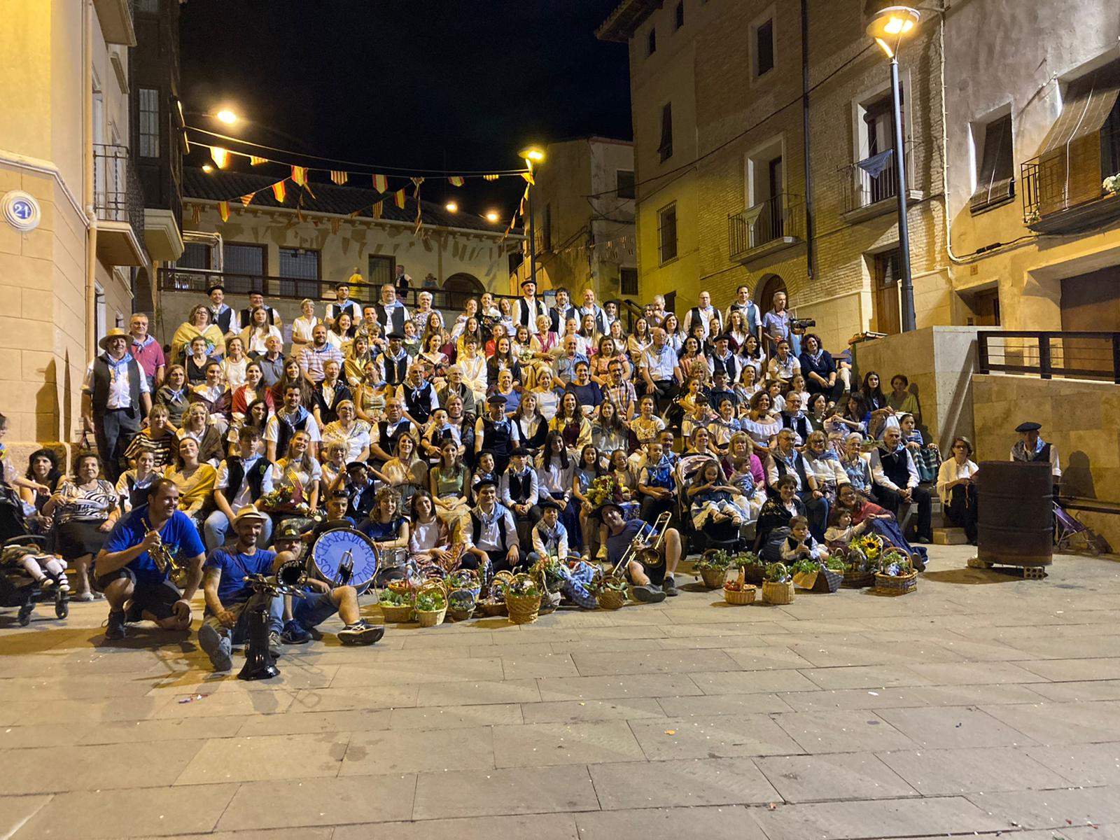 Esto sí que es una foto de familia numerosa. El Entremuro, esta noche en la Plaza Candelera de Barbastro