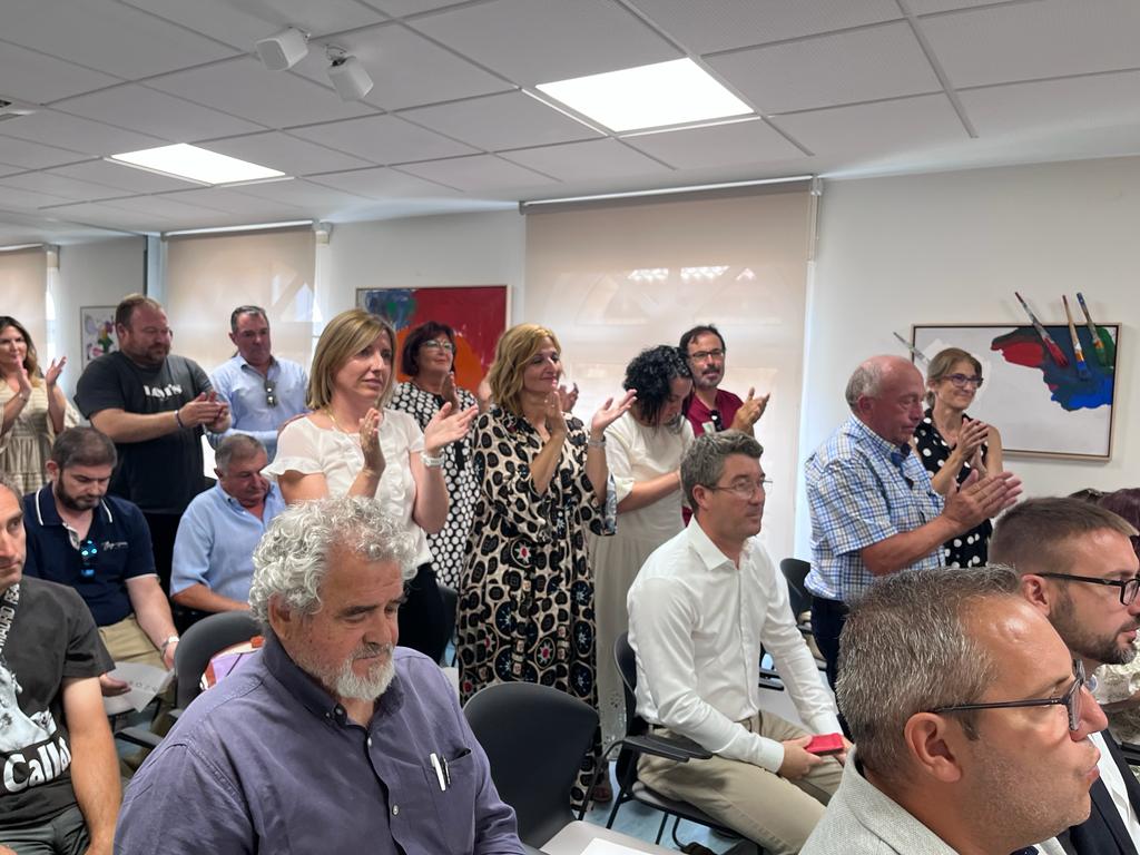 Aplausos tras el discurso de la nueva presidenta.