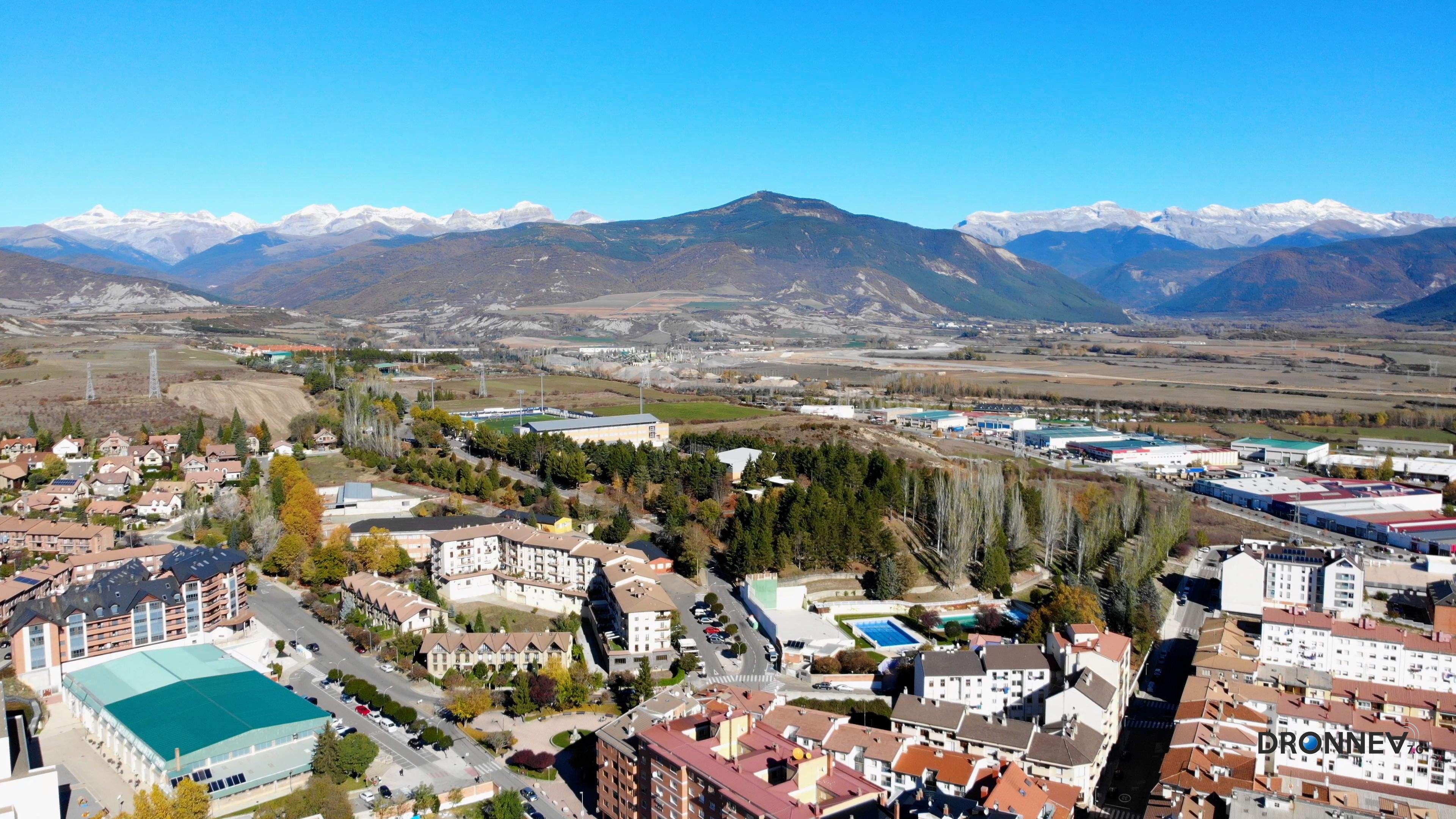 A vista de dron, adquirimos consciencia de la dimensión. Los horizontes no son lejanos si caminamos siempre hacia ellos.