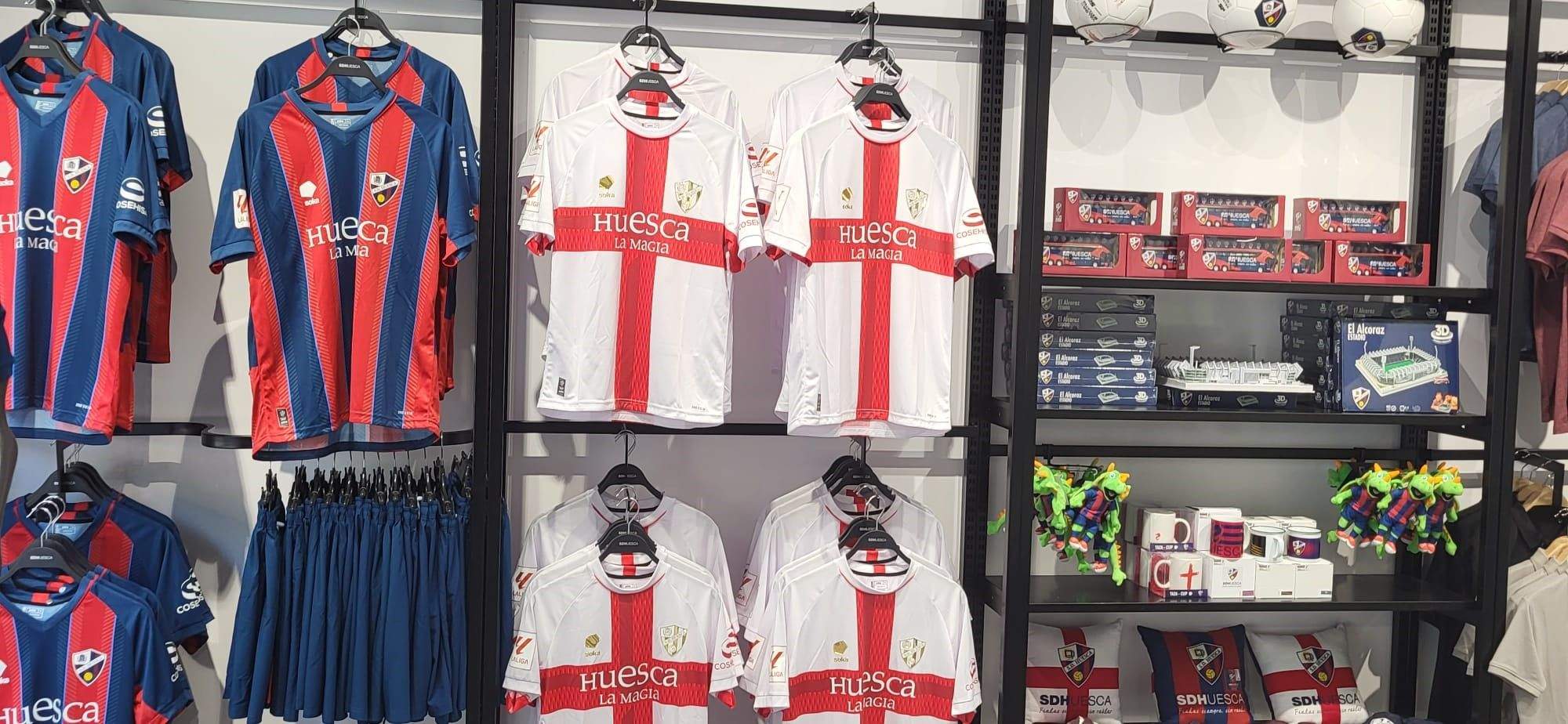 Las camisetas de San Jorge ya están en la tienda del Coso Bajo