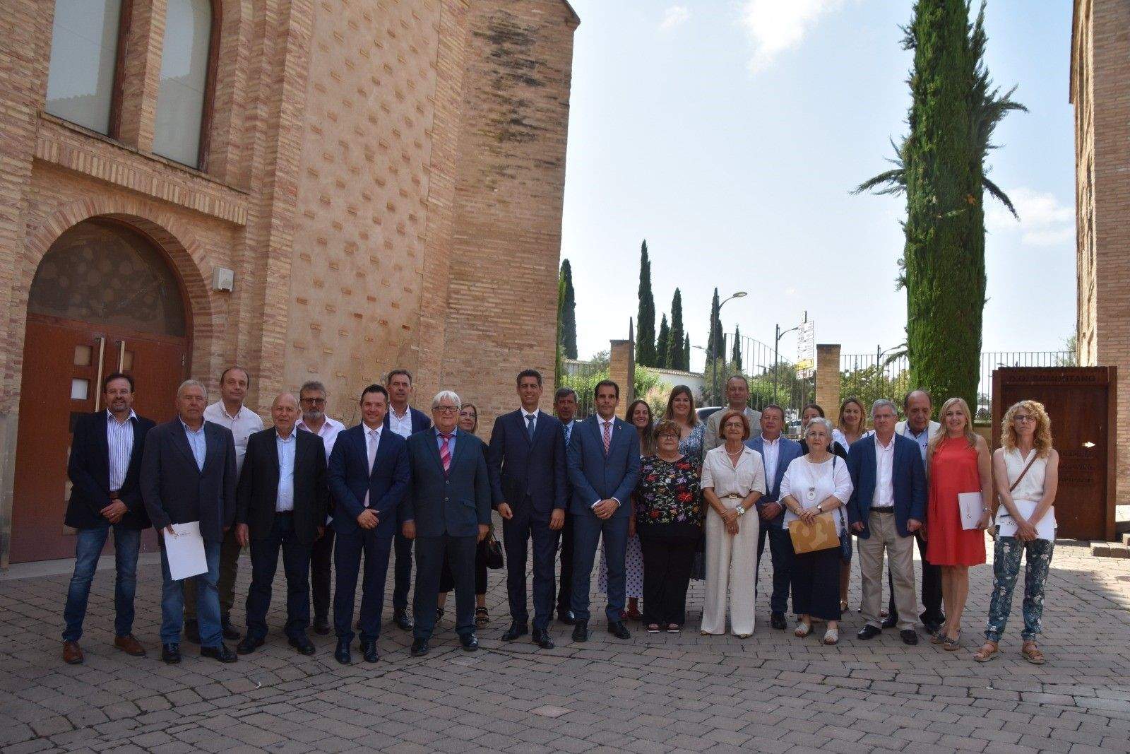 Los 25 consejeros comarcales del Somontano, con el presidente, Saúl Pérez, en el centro. Foto Noemí Labara