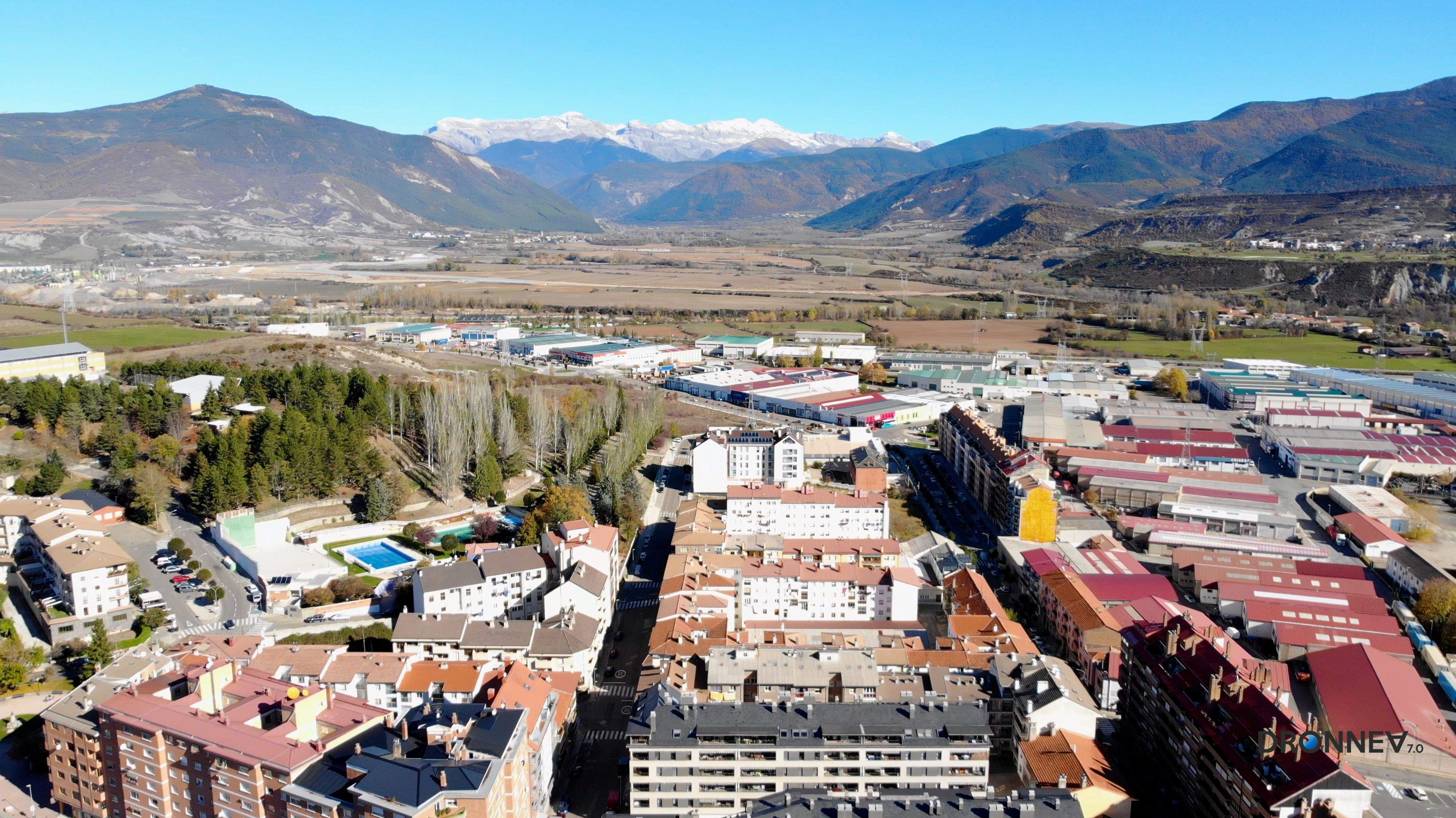 Hacia allá van las hordas de ciclistas dispuestas a conquistar las montañas. Pyrene les protege y les pone a prueba. La Quebrantahuesos, la envidia del mundo.