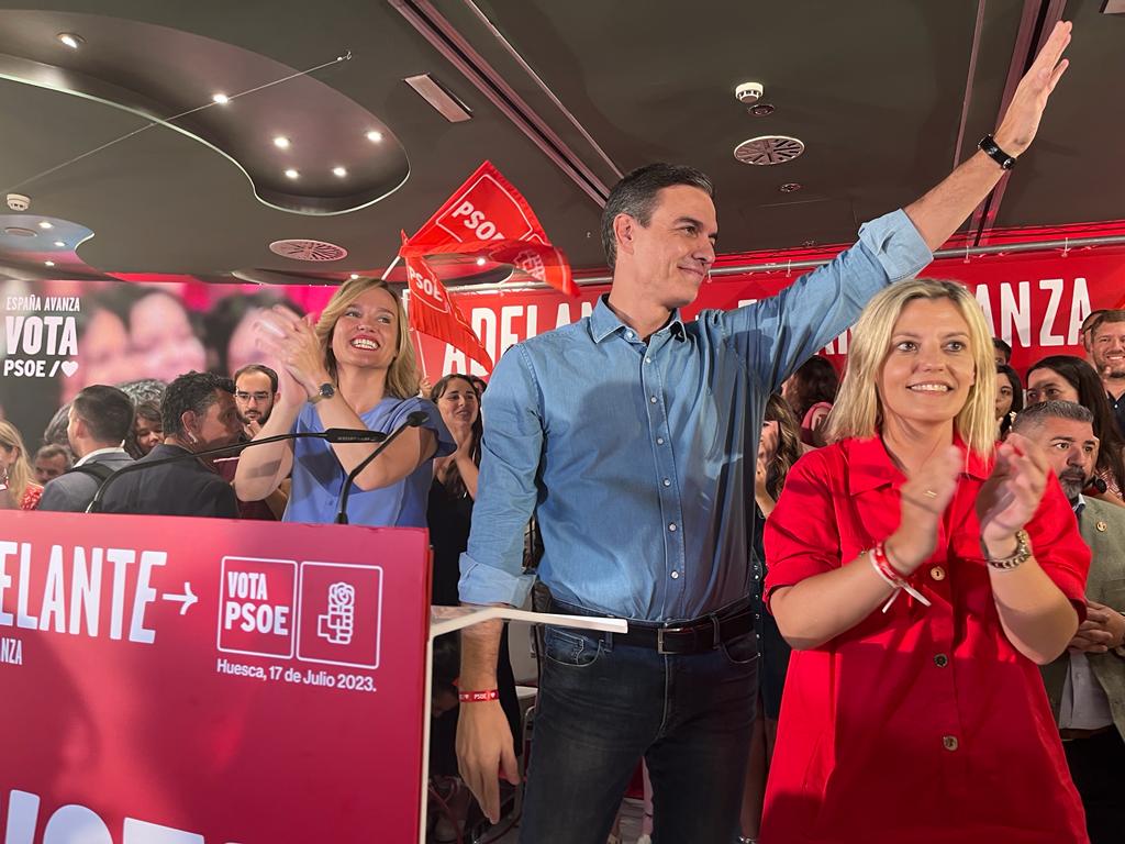 Pilar Alegría, Pedro Sánchez y Begoña Nasarre durante el acto central de los socialistas altoaragoneses en Huesca.