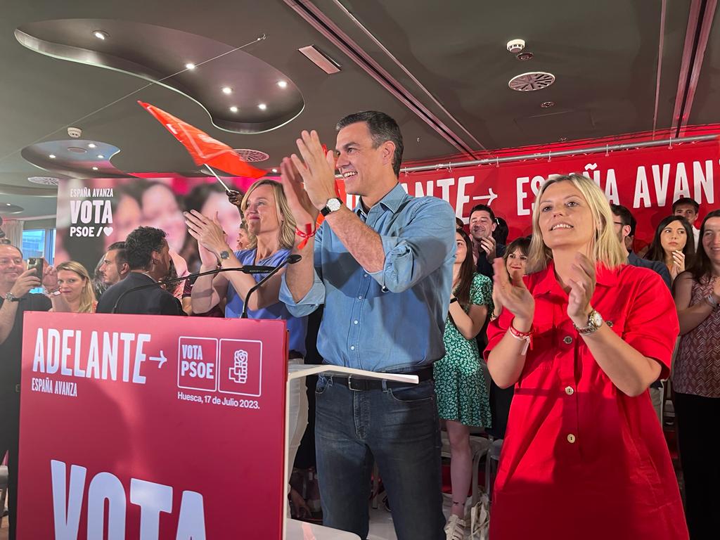 Pilar Alegría, Pedro Sánchez y Begoña Nasarre. Foto: Mercedes Manterola