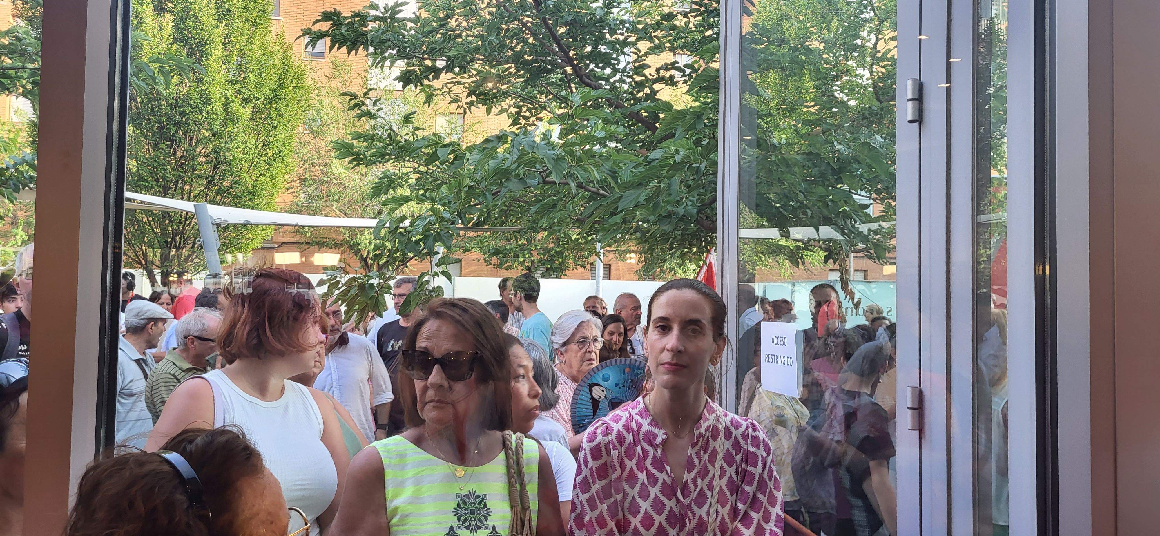 Público que se ha quedado fuera de la sala. Foto: Mercedes Manterola